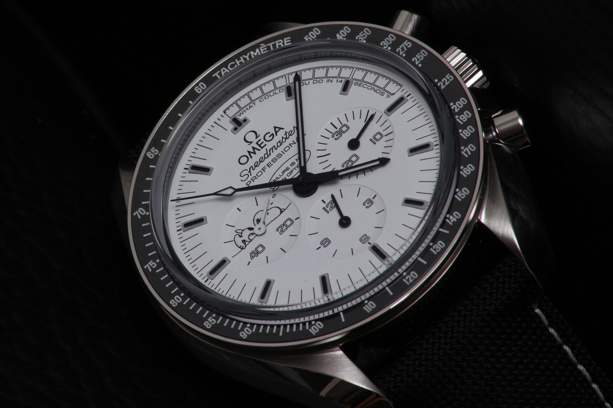 OMEGA Speedmaster Apollo 13 45th Anniversary Silver Snoopy Award Limited Edition. The inscription between zero and fourteen seconds: „WHAT COULD YOU DO IN 14 SECONDS?“