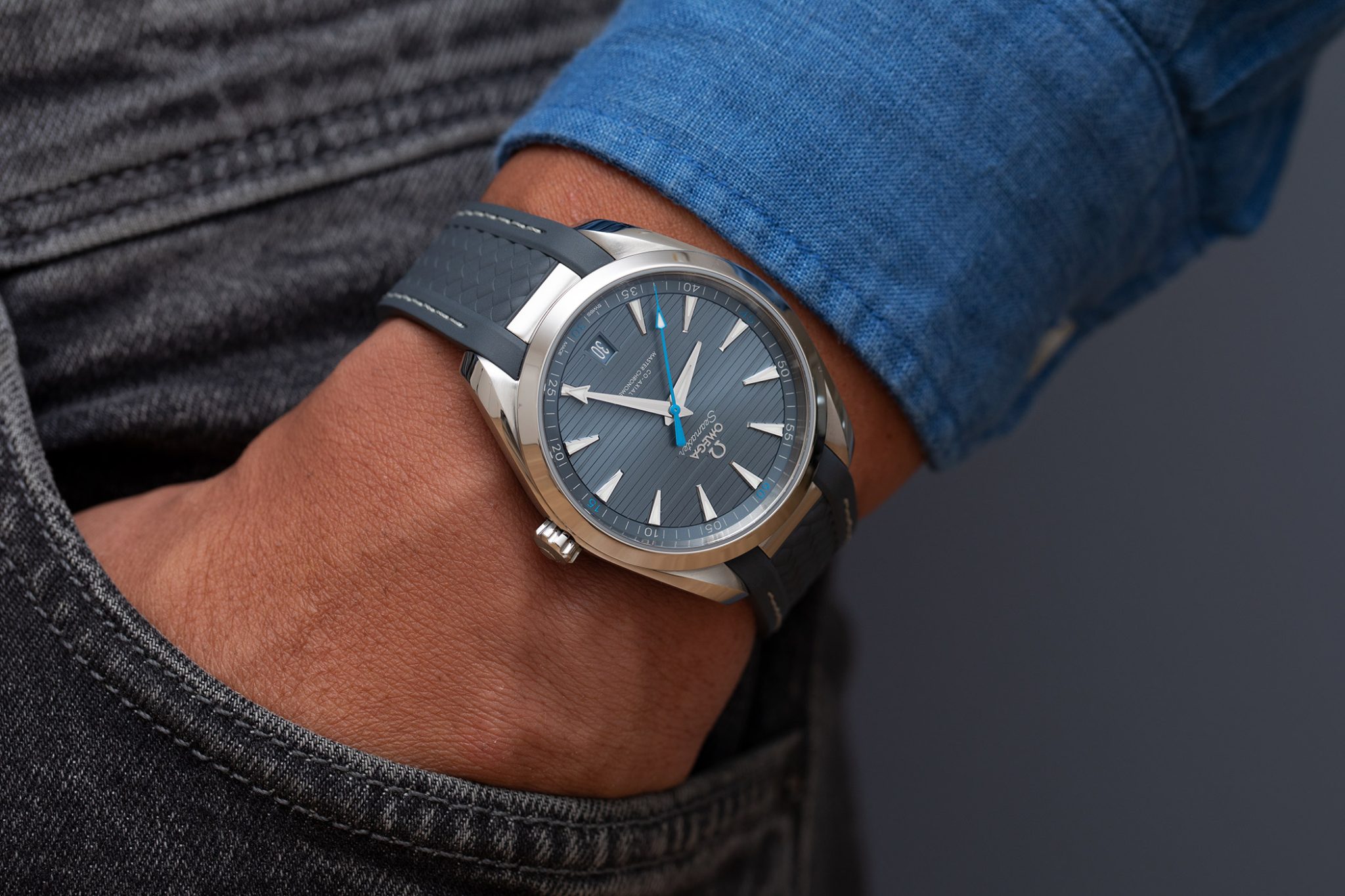 Omega-Seamaster-Aqua-Terra-150m-Master-Chronometer-Grey-Blue-Dial-Rubber-Strap 220.12.41.21.03.002