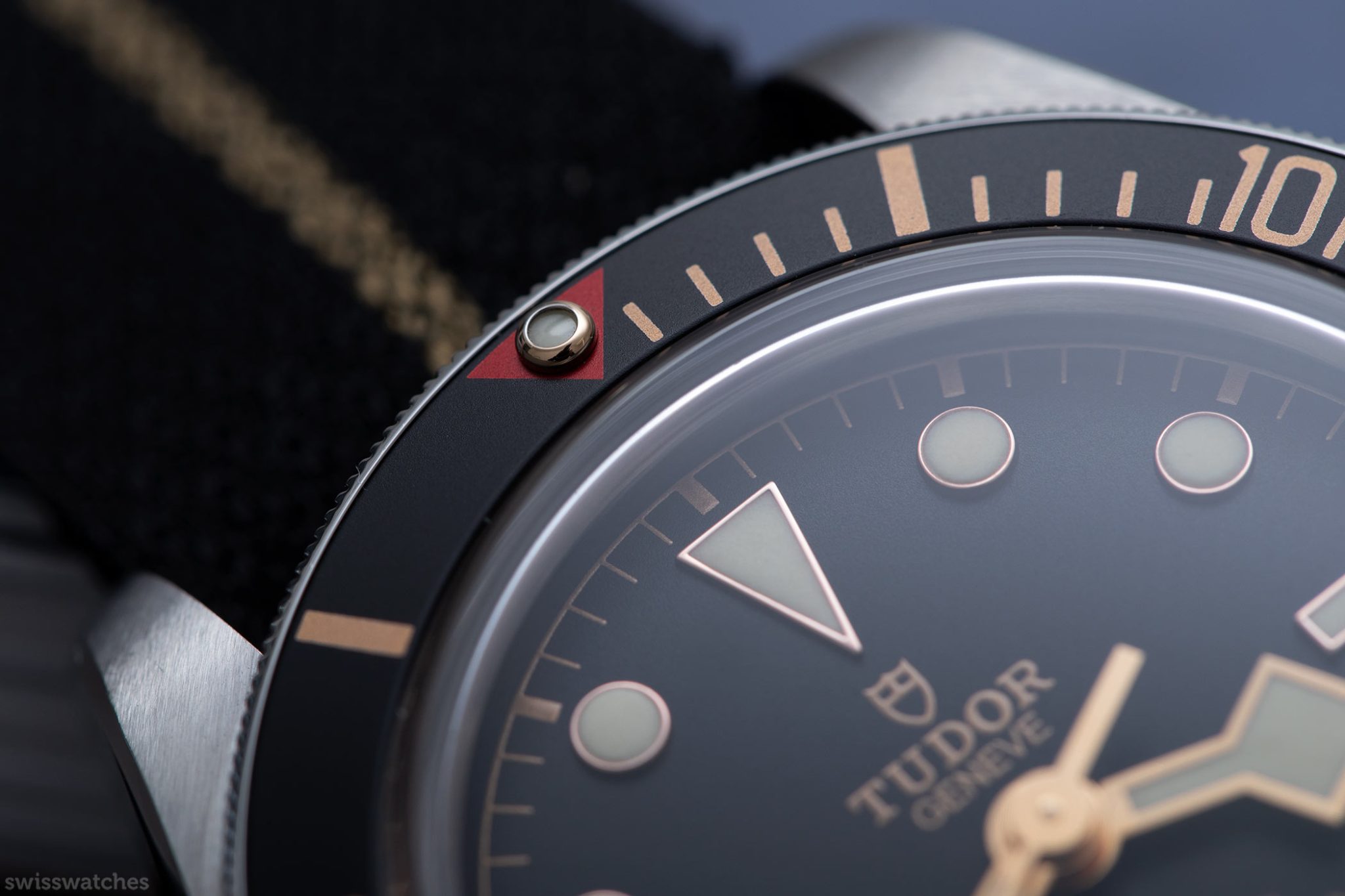 Black aluminium bezel of the BB58