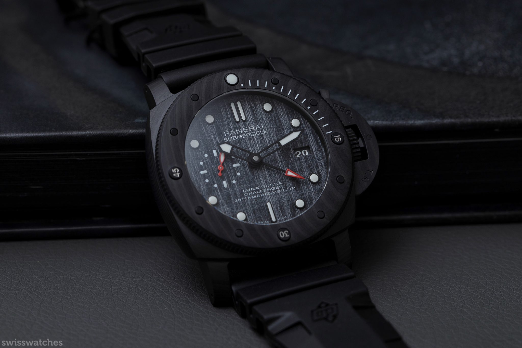 Panerai Submersible Luna Rossa PAM 01039 Case