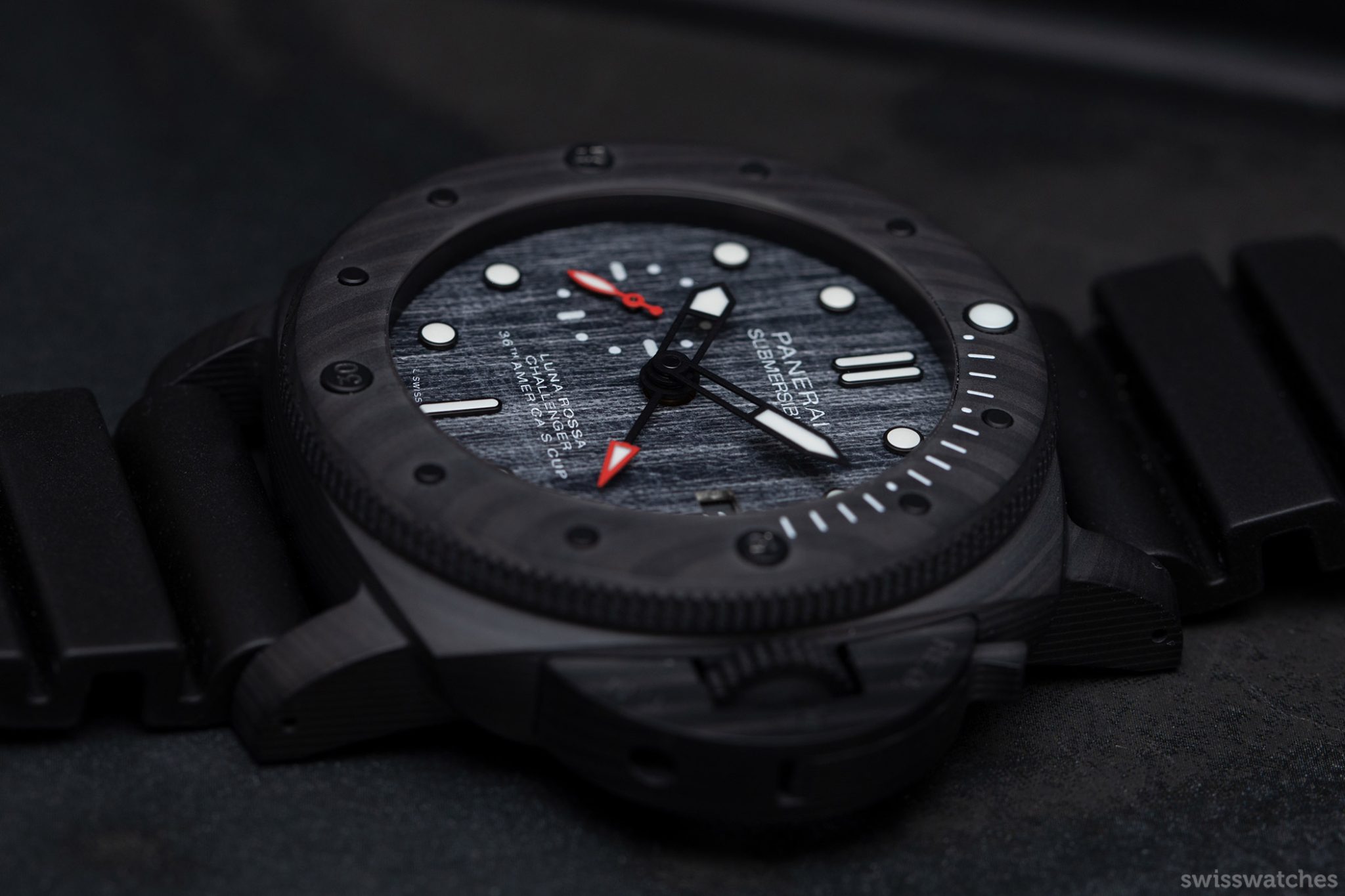 Panerai Submersible Luna Rossa PAM 01039 Dial