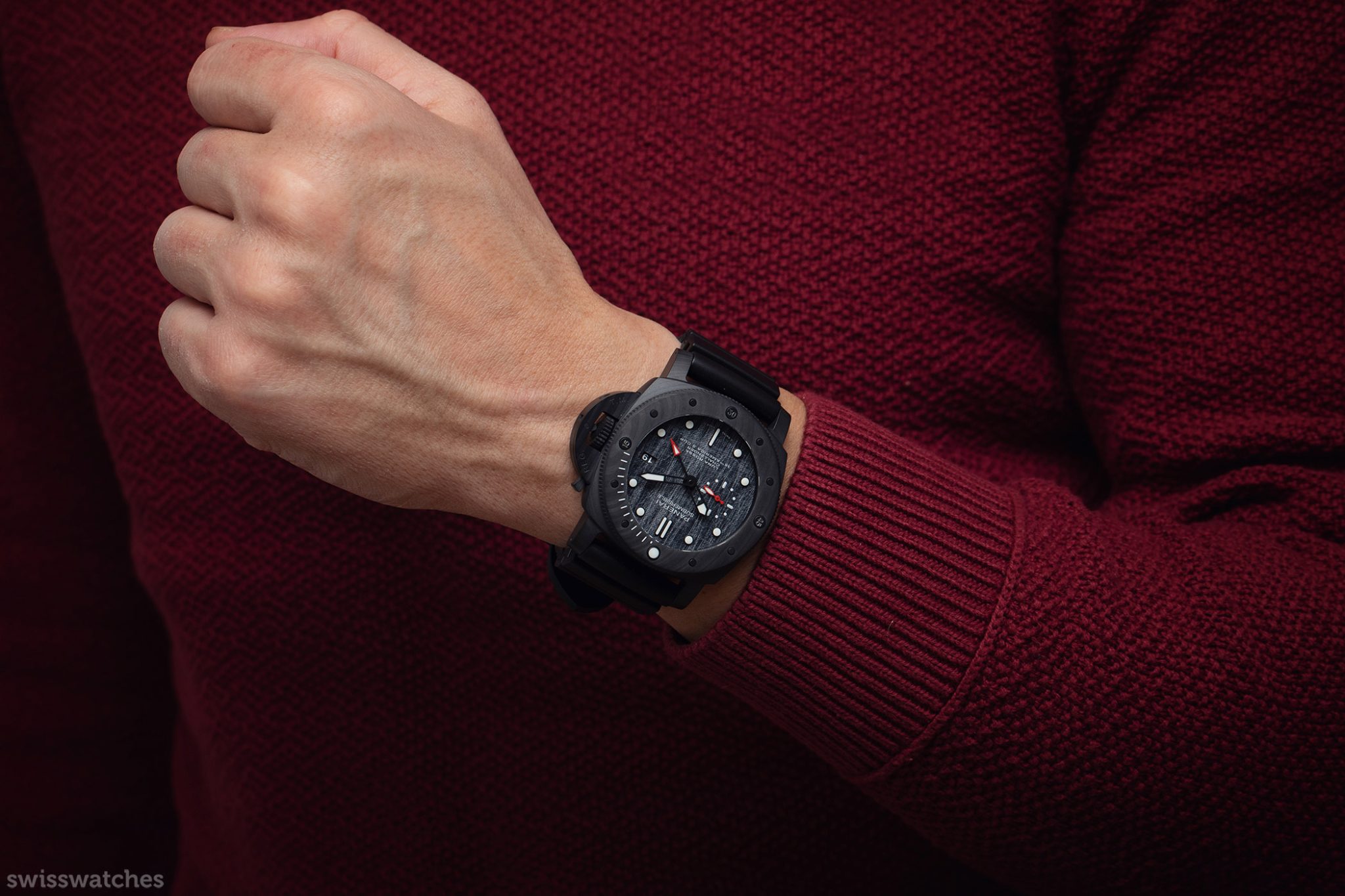 Panerai Submersible Luna Rossa PAM 01039 Wristshot