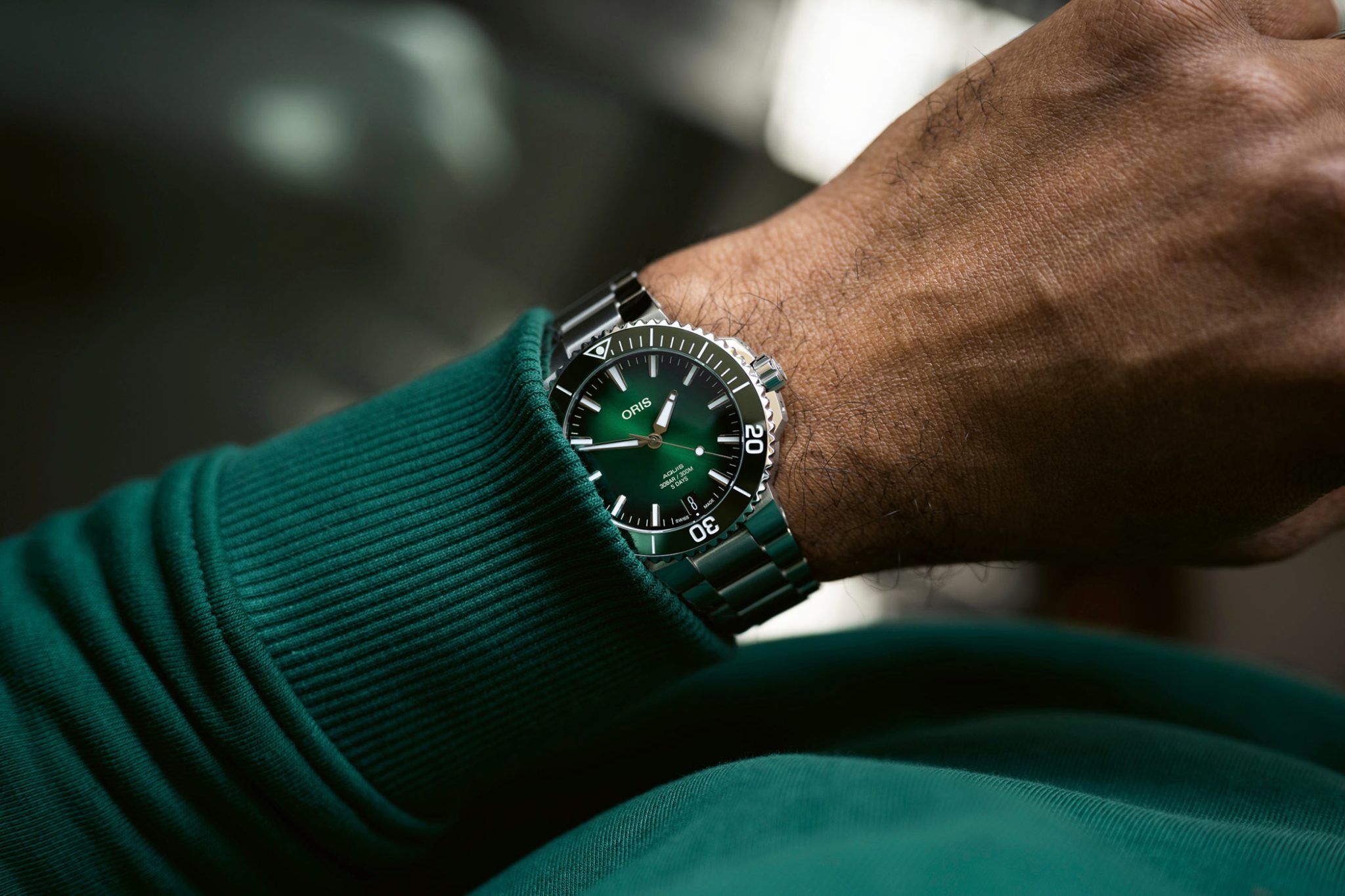 ORIS-Aquis-Date-41.5mm-Green-Wristshot
