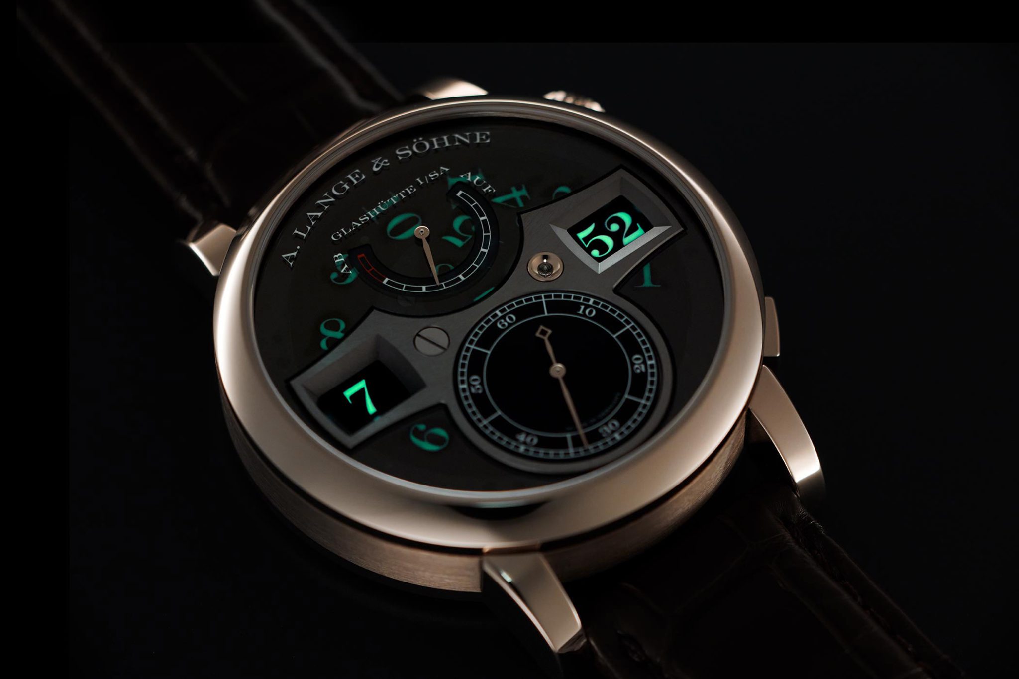A-Lange-Soehne-Zeitwerk-Honeygold-Lumen-Dial-luminous-lumeshot