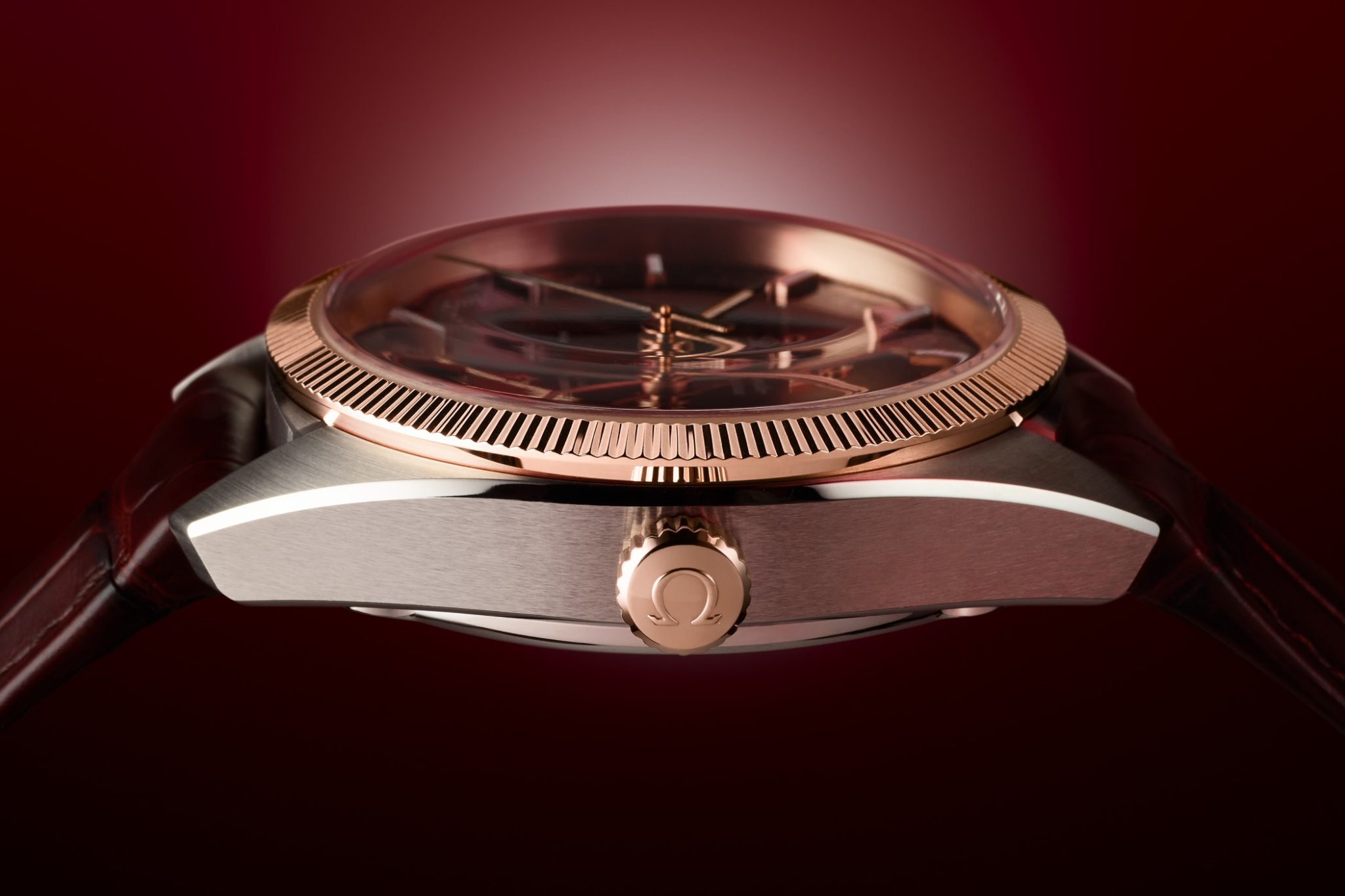 OMEGA-Constellation-Globemaster-Annual-Calendar-Green-Burgundy-Gold-Case-Profile-Crown