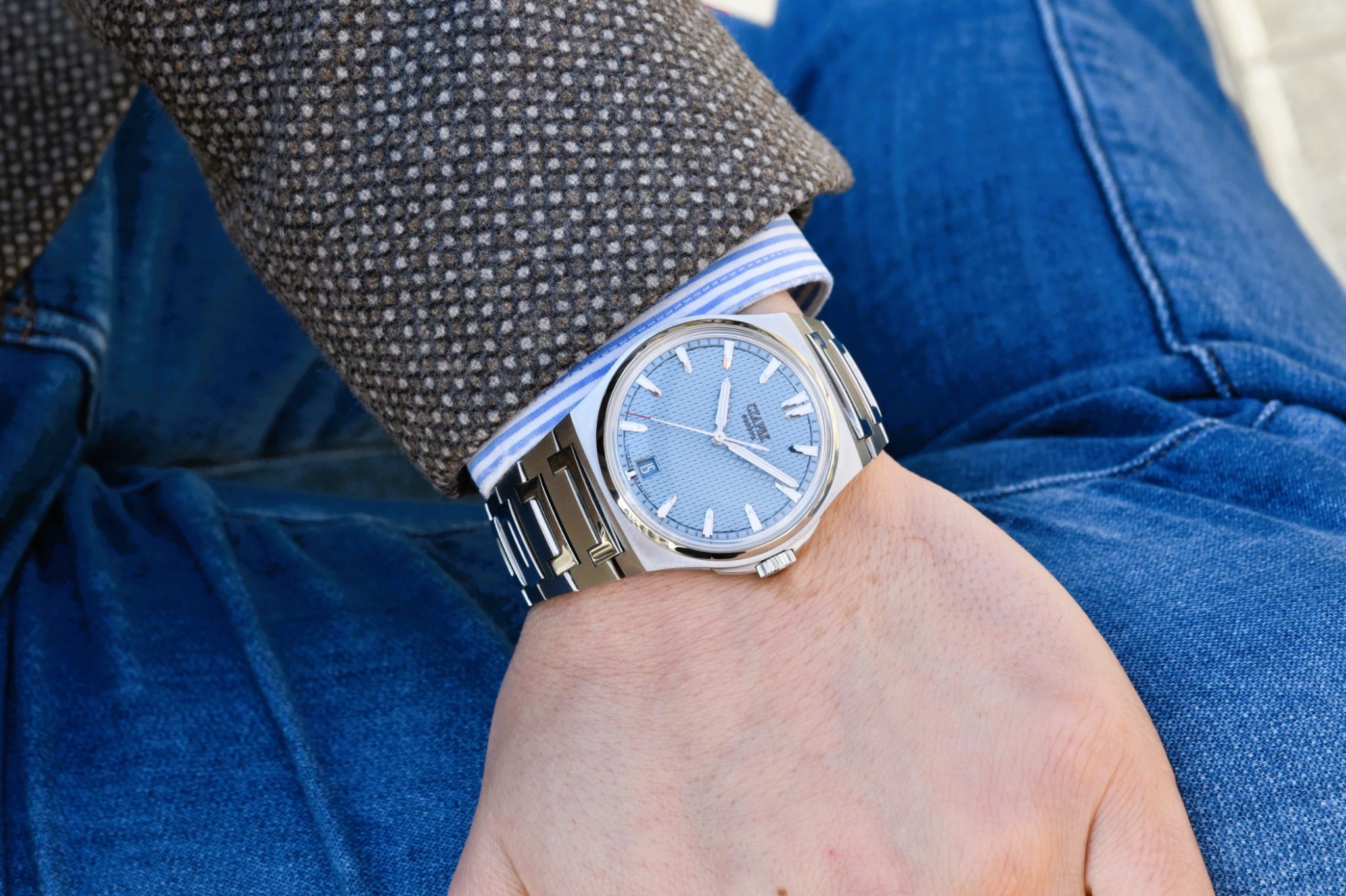 Czapek-Antarctique-Passage-de-Drake-Glacier-Blue-Dial-Wristshot
