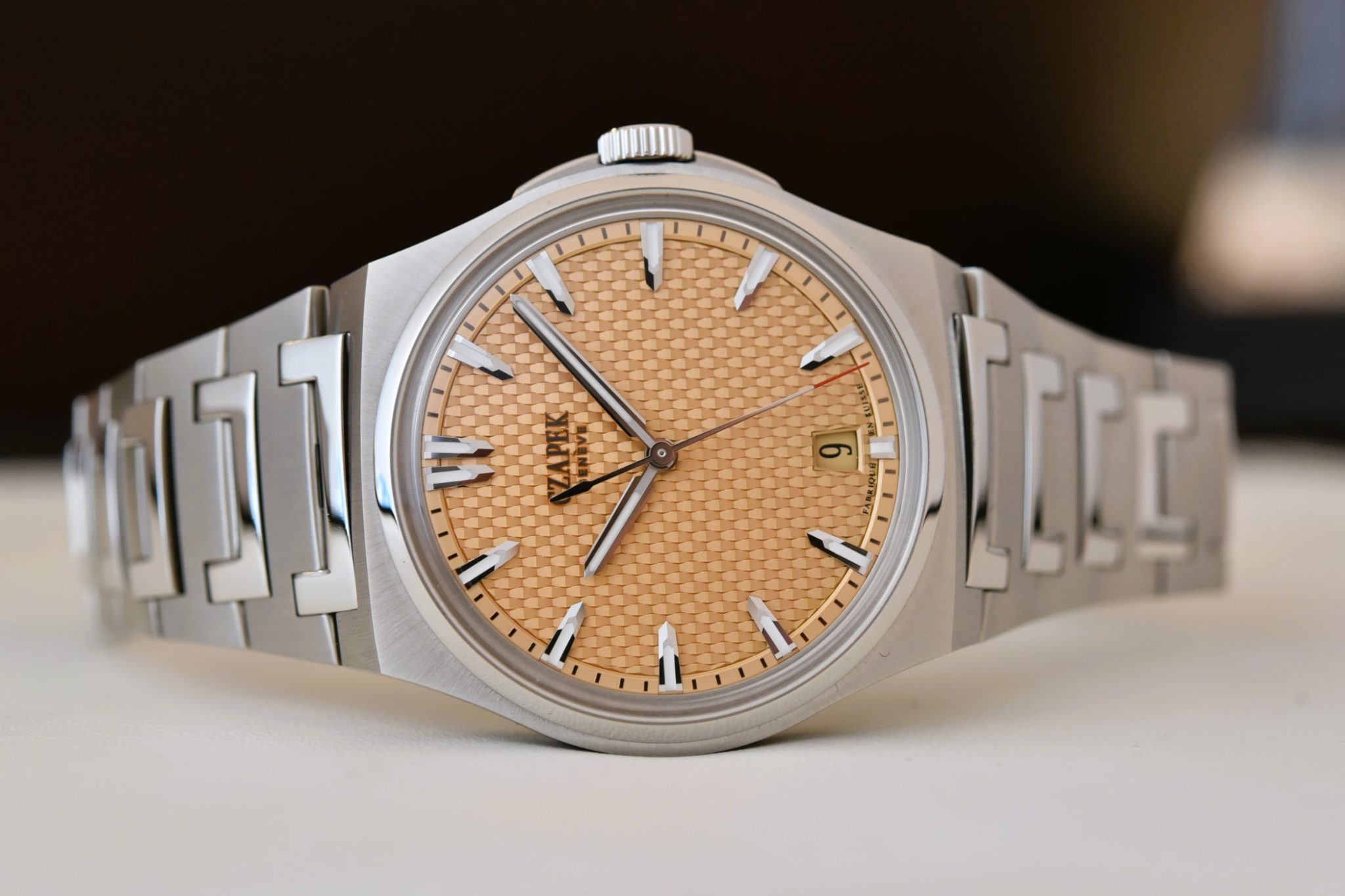Czapek-Antarctique-Passage-de-Drake-Salmon-Limited-Edition-Dial