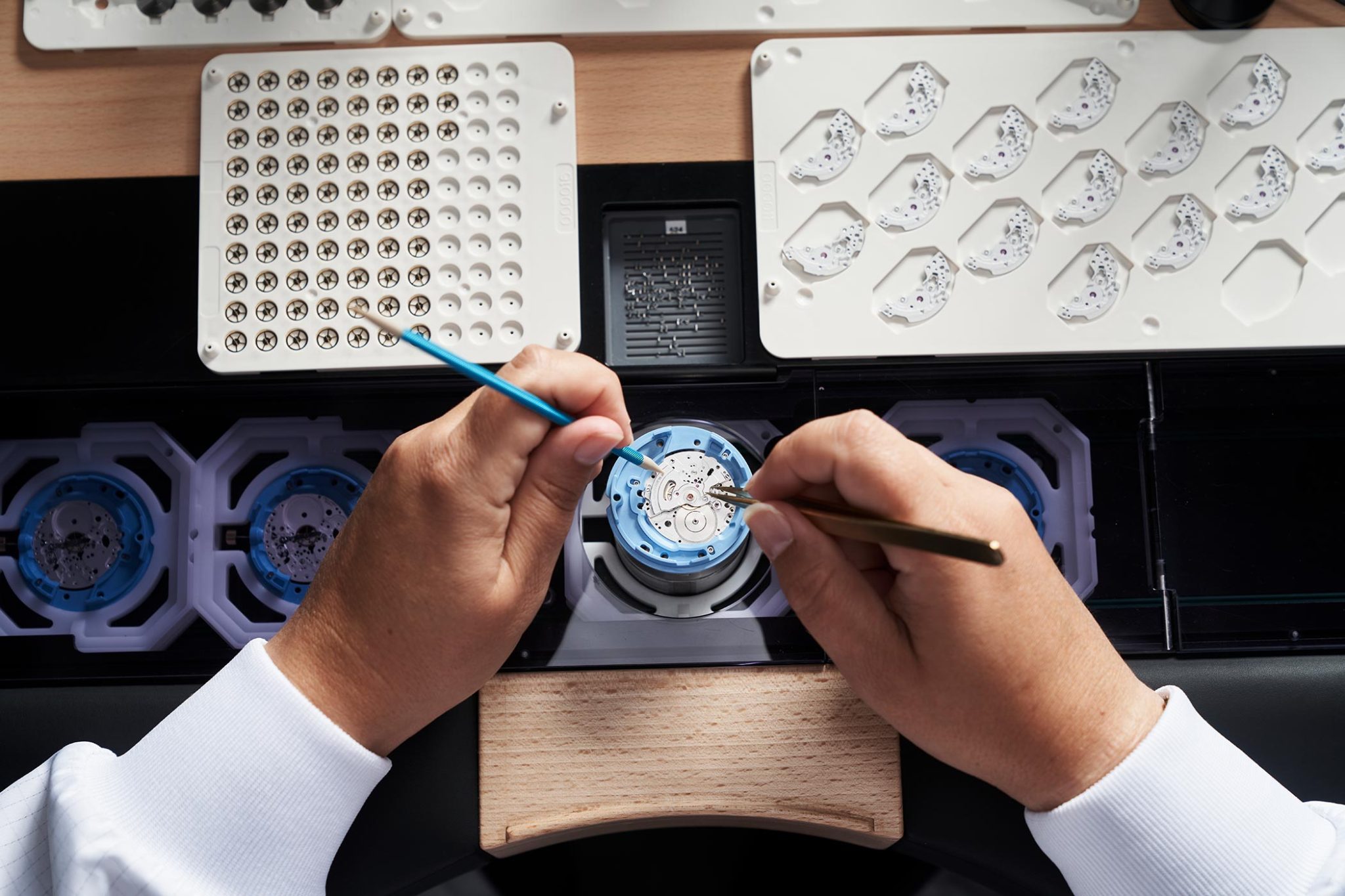Kenissi-Manufacture-Assembly-Floor-Watchmaker-Working-2