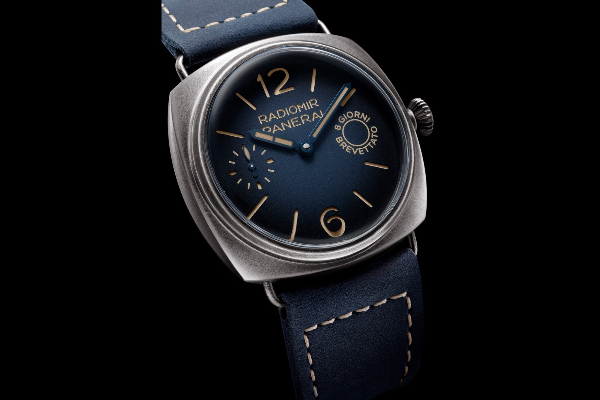 Panerai-Radiomir-Jahreskalender-PAM01347-front-black-background-night