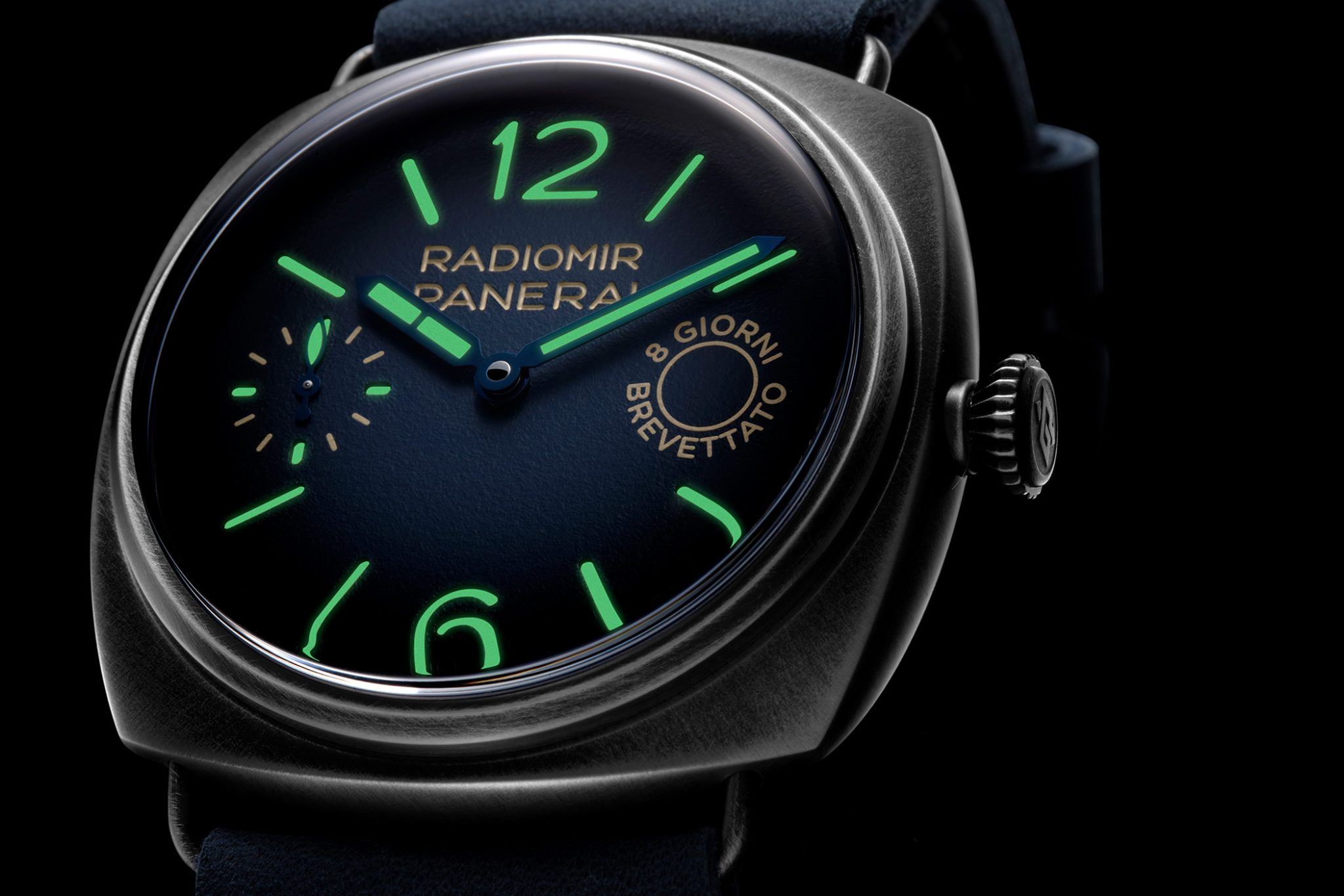 Panerai-Radiomir-Jahreskalender-PAM01347-front-dial-black-background-night