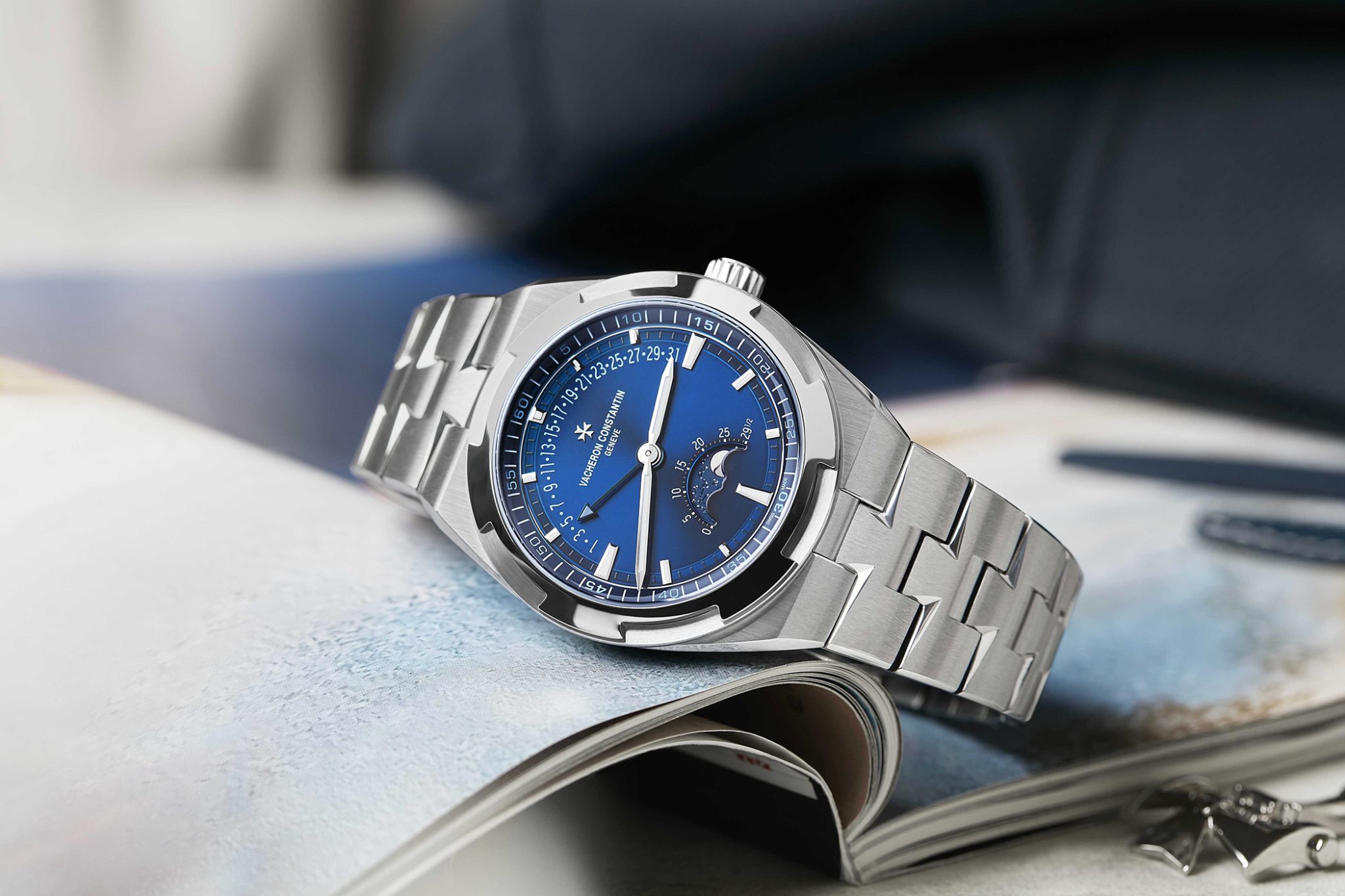 Vacheron-Constantin-Overseas-Moon-Phase-Retrograde-Date-4000V:210A-B911-Front