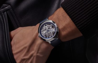 Louis-Vuitton-Voyager-Skeleton-in-Platinum-Ref-Q7EN1K-Wristshots-1