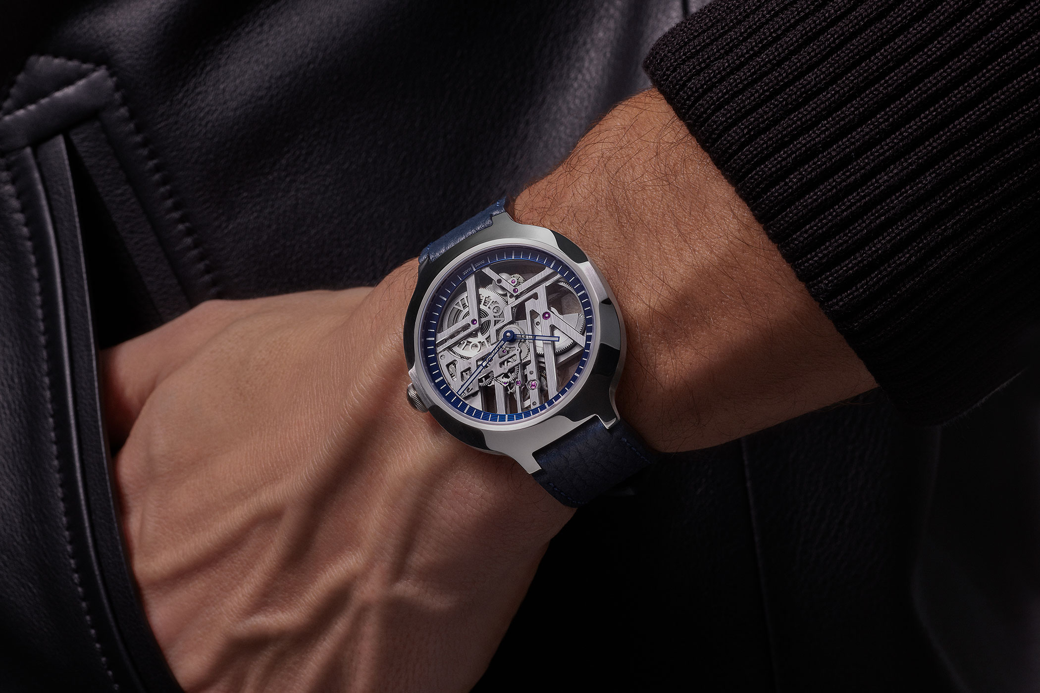Louis-Vuitton-Voyager-Skeleton-in-Platinum-Ref-Q7EN1K-Wristshots-1