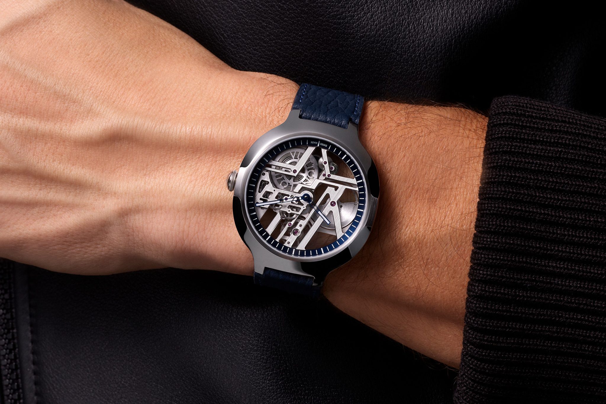 Louis-Vuitton-Voyager-Skeleton-in-Platinum-Ref-Q7EN1K-Wristshots-2