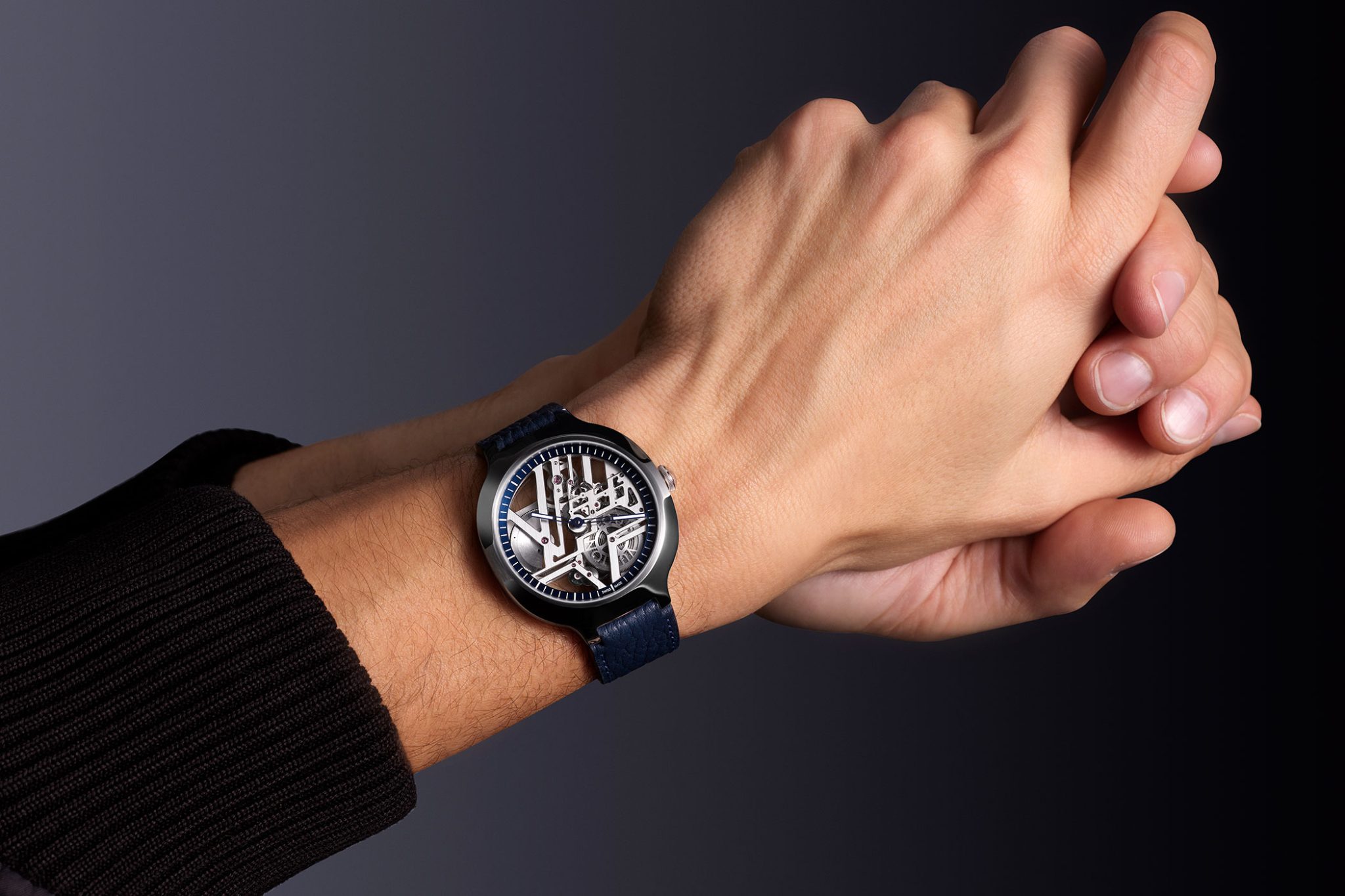 Louis-Vuitton-Voyager-Skeleton-in-Platinum-Ref-Q7EN1K-Wristshots-3