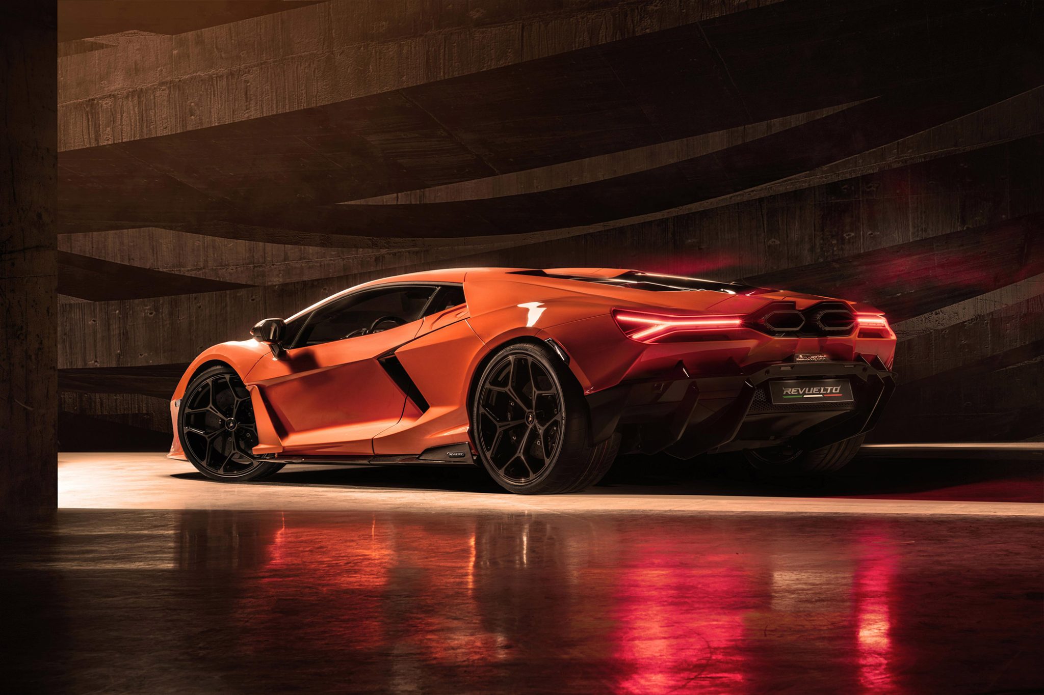 Lamborghini-Revuelto-First-Sportscar-with-V-12-Hybrid-Sideview