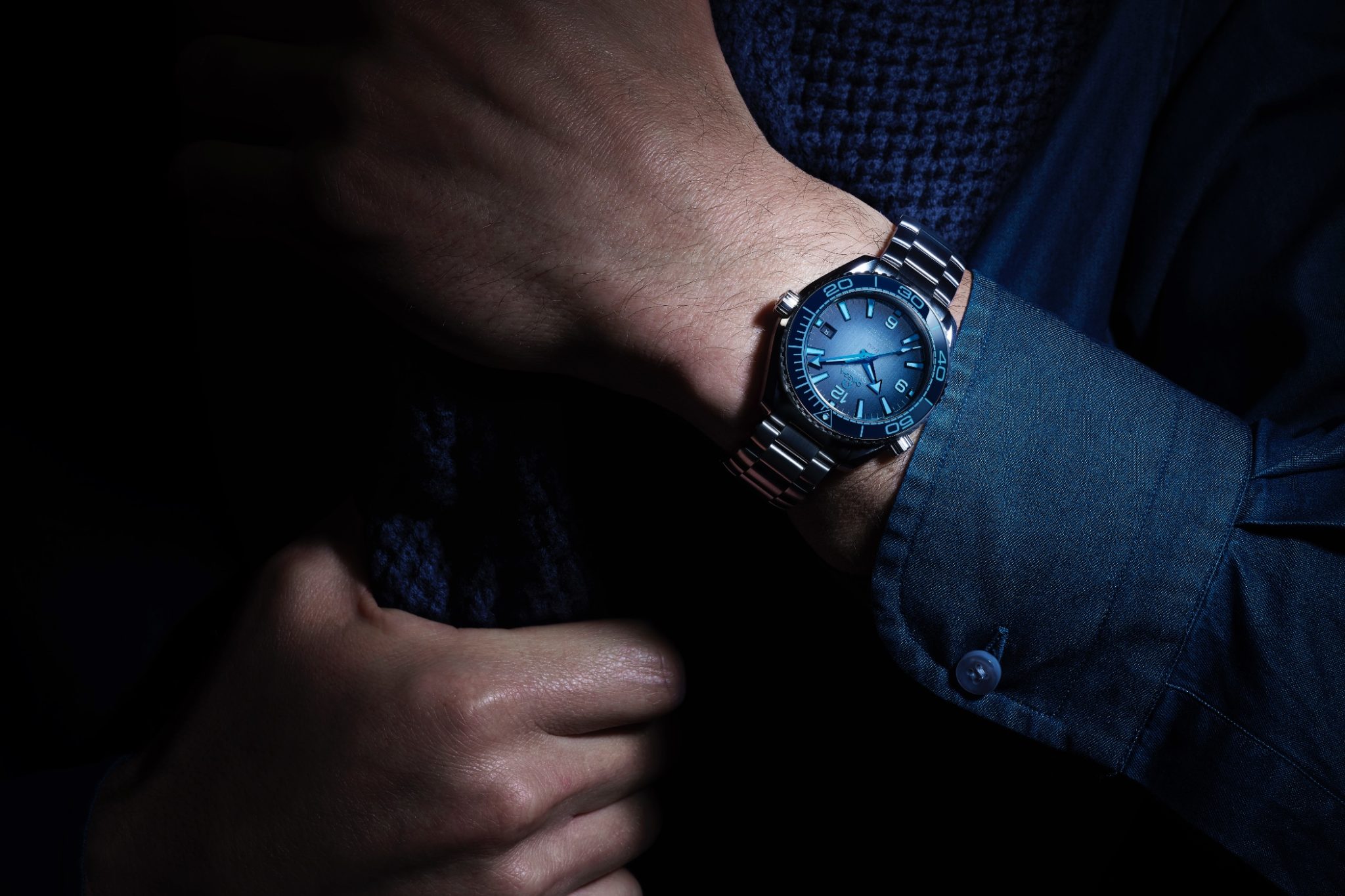 OMEGA-MYKONOS-Seamaster-Sumer-Blue-OMEGA-215.30.40.20.03.002-SEA-Pla-net-Ocean-wristshot-man