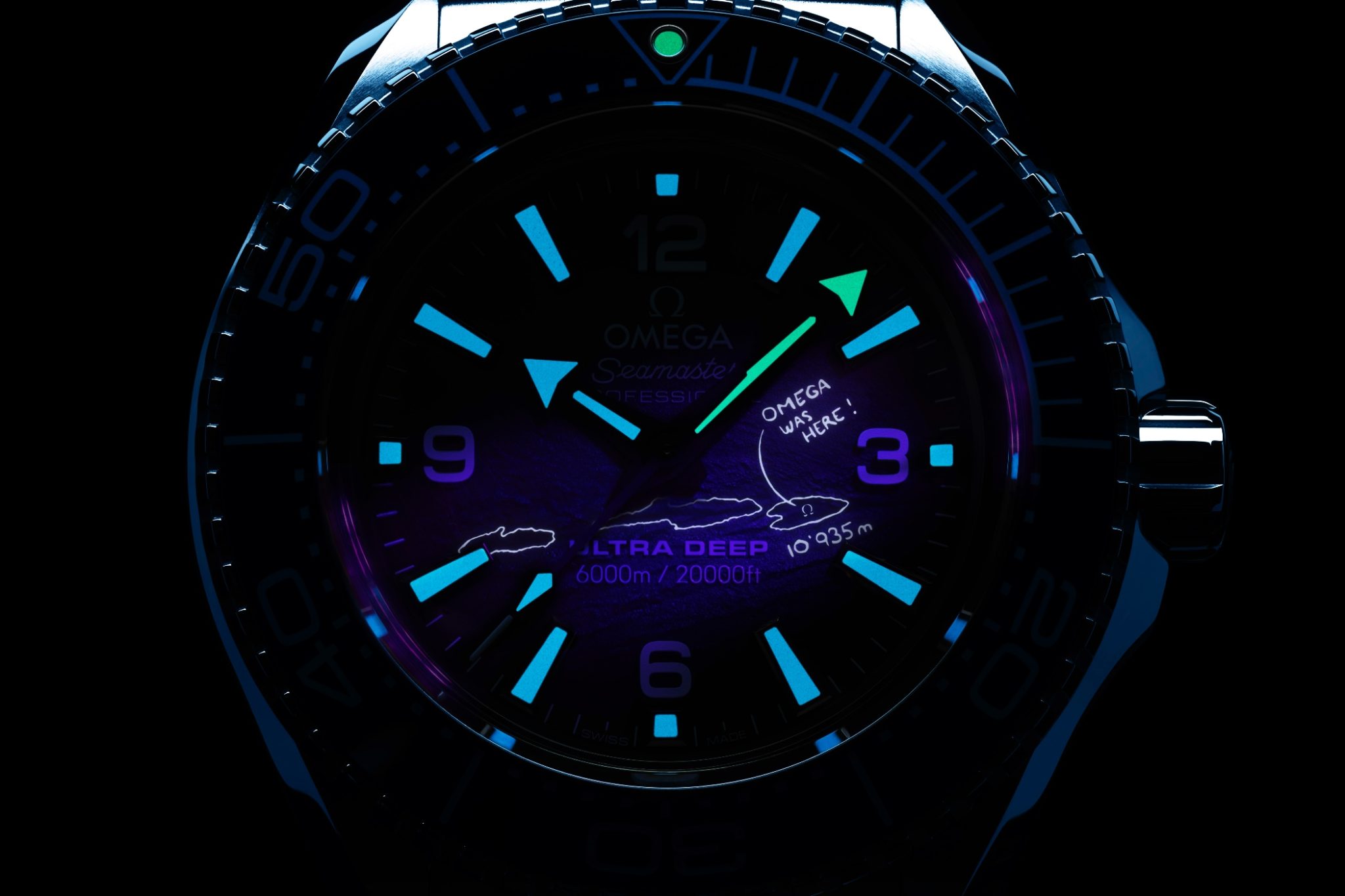 OMEGA-MYKONOS-Seamaster-Sumer-Blue-OMEGA-215.30.46.21.03.002-SEA-UD-close-up-UV