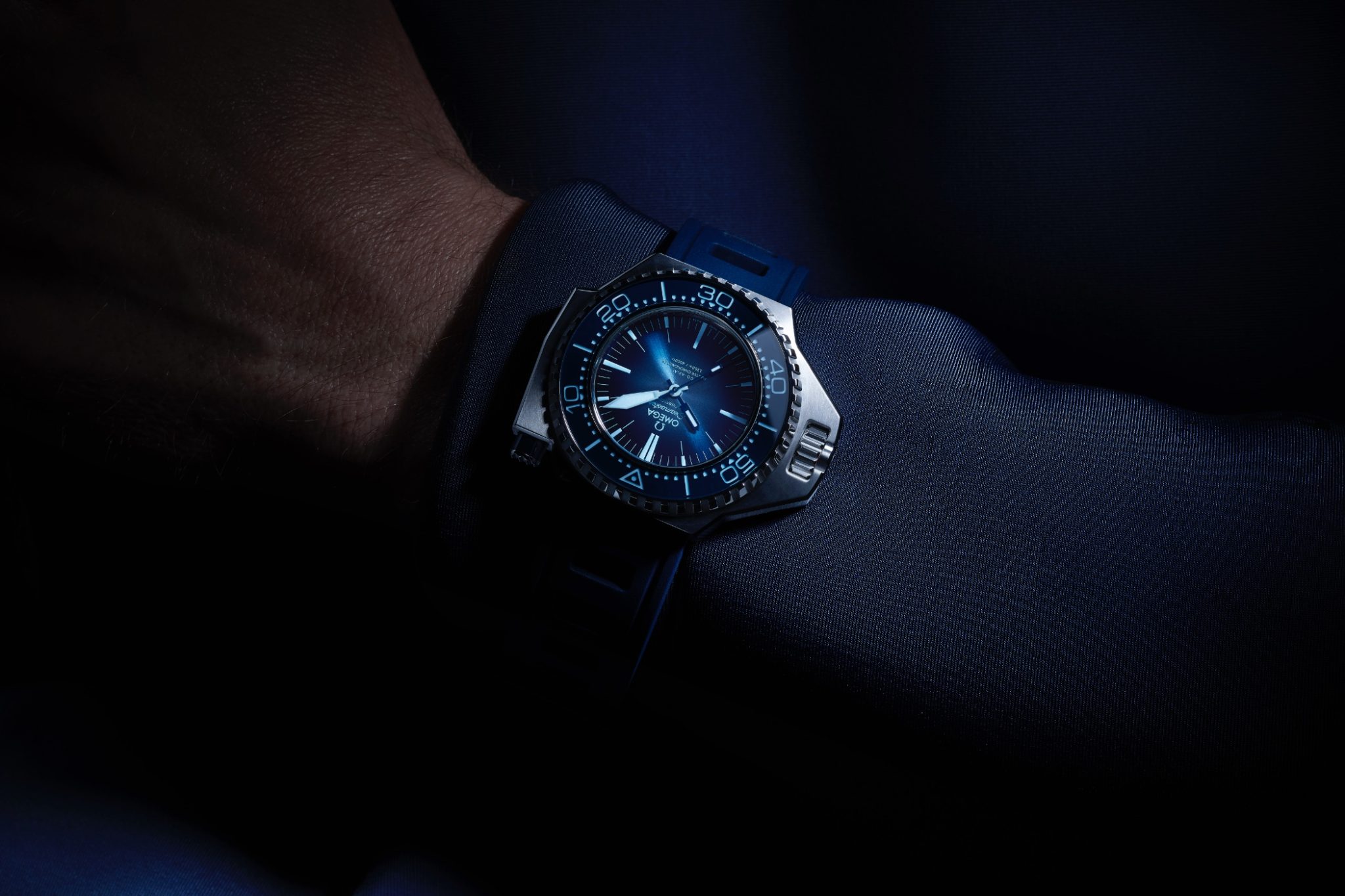 OMEGA-MYKONOS-Seamaster-Sumer-Blue-OMEGA-227.32.55.21.03.001-SEA-PLO-wristshot-man