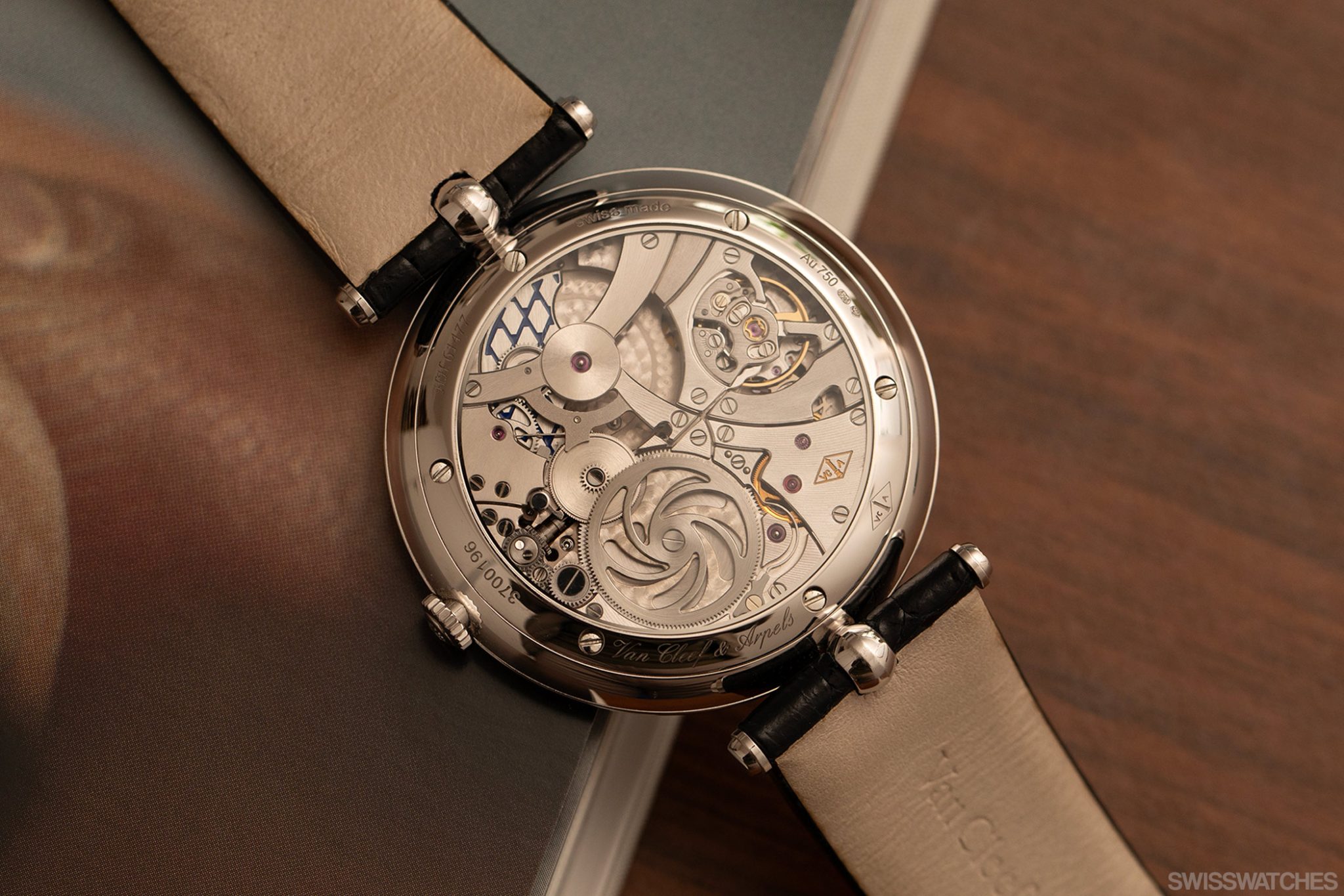 Van-Cleef-And-Arples-Pierre-Arples-Heure-Dici-Heure-Dailleurs-VCARO4II00-Movement
