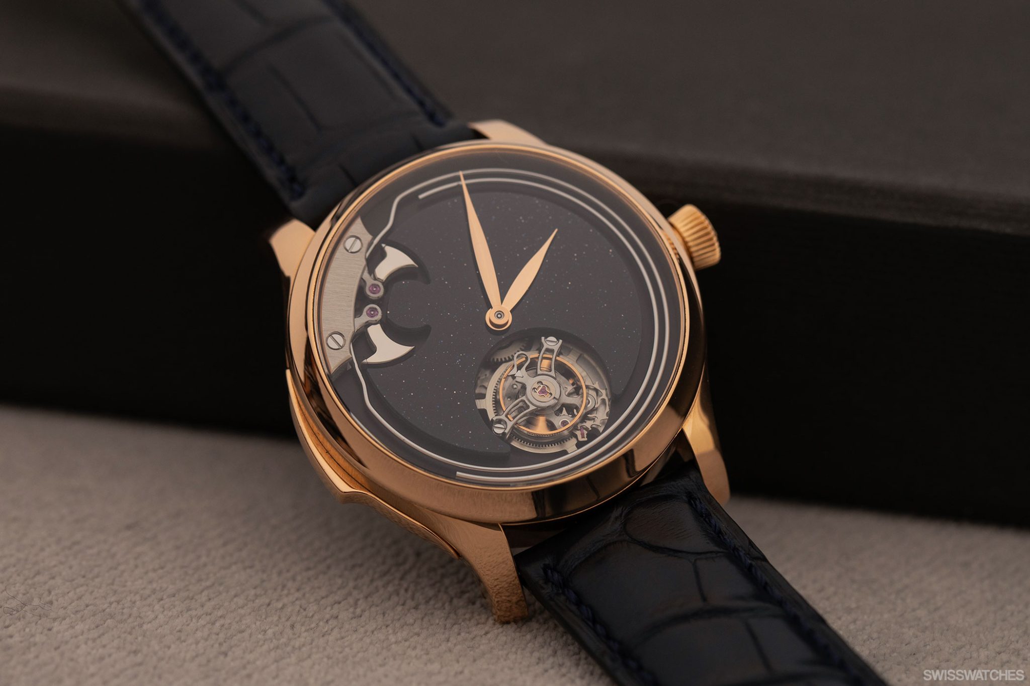 H-Moser-and-Cie-Endeavour-Concept-Minute-Repeater-Tourbillon-Aventurine-3