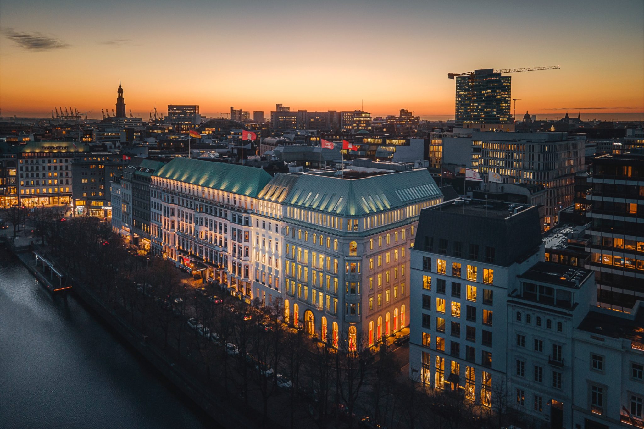 Patek-Philippe-Boutique-Hamburg-Wempe-Fairmont-Hotel-Vier-Jahreszeiten_Aussenansicht-Exterior-Building