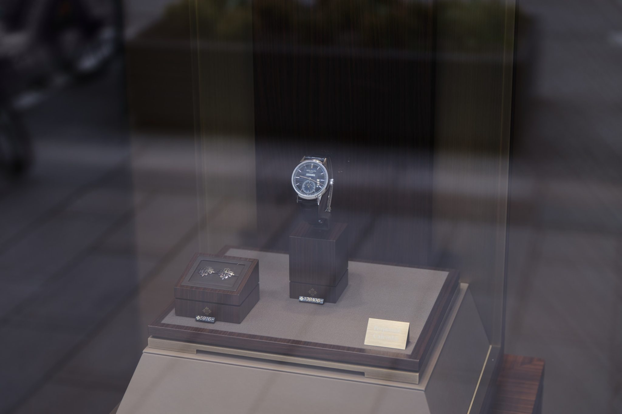Patek-Philippe-Boutique-Hamburg-Wempe-Outside_Showcase-Single-Watch