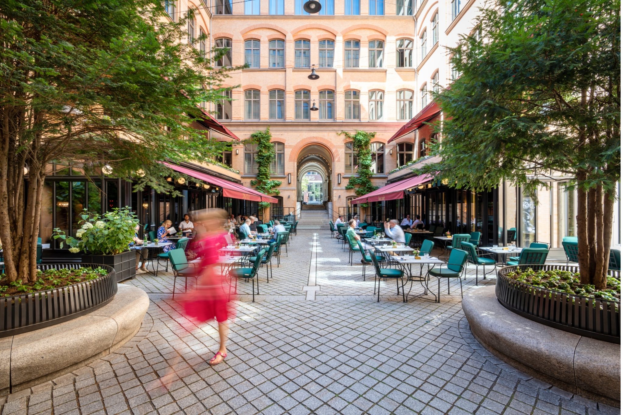 Patek-Philippe-Boutique-Hamburg-Wempe-TORTUE_HAMBURG_Innenhof-_Sommer_©-JIN-GUI-Tortue