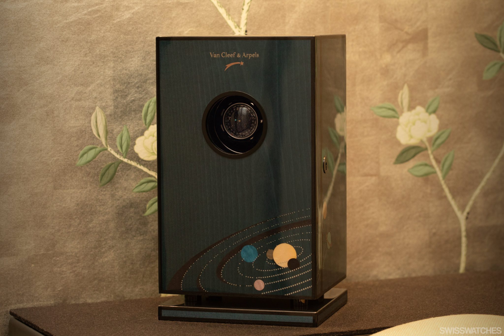 Van-Cleef-Arpels-Midnight-Planetarium-Rosegold-VCARO4J000-Box
