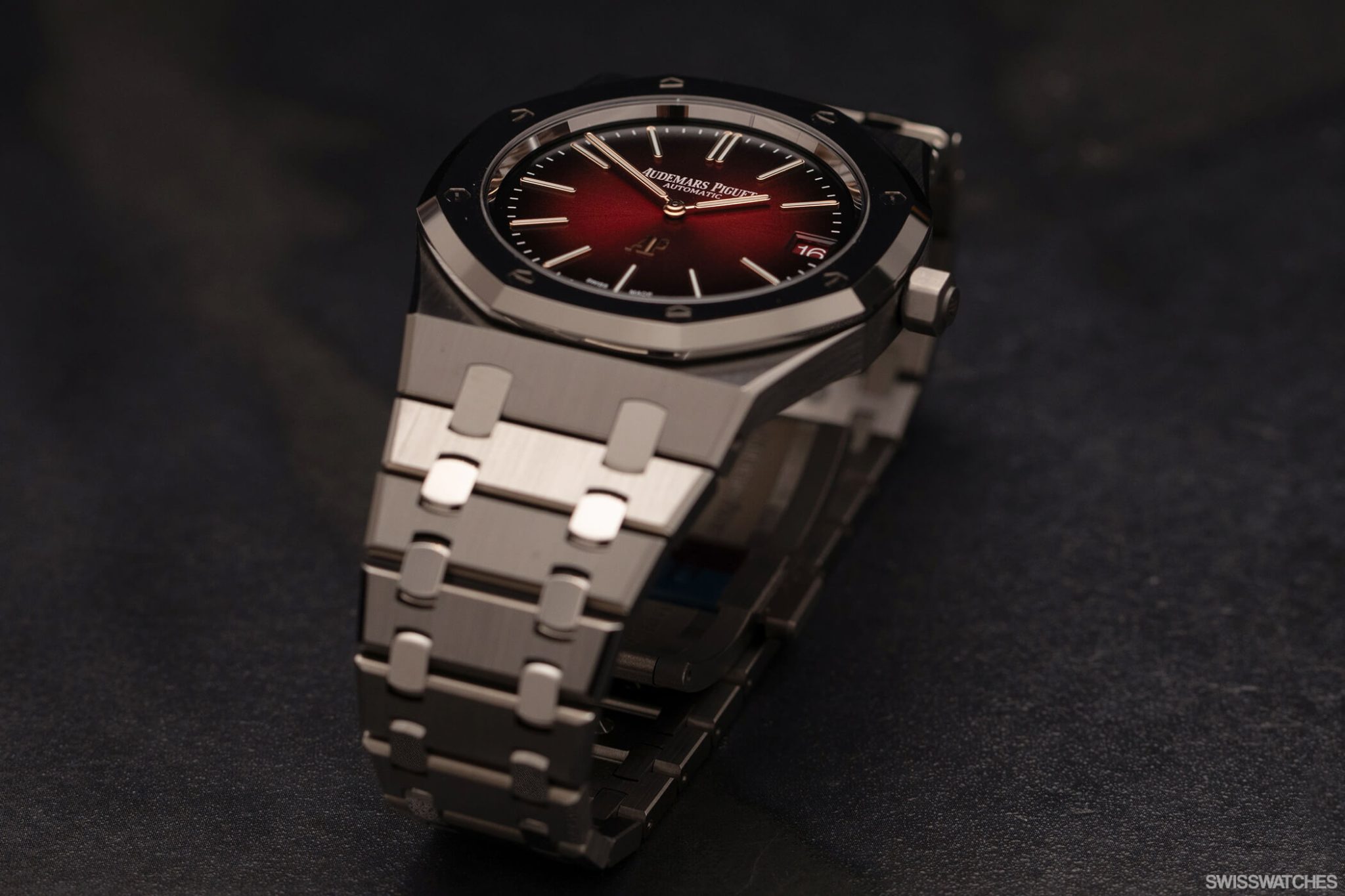 audemars-piguet-royal-oak-Jumbo-extra-thin-39mm-16202xt-titanium-bmg-bracelet