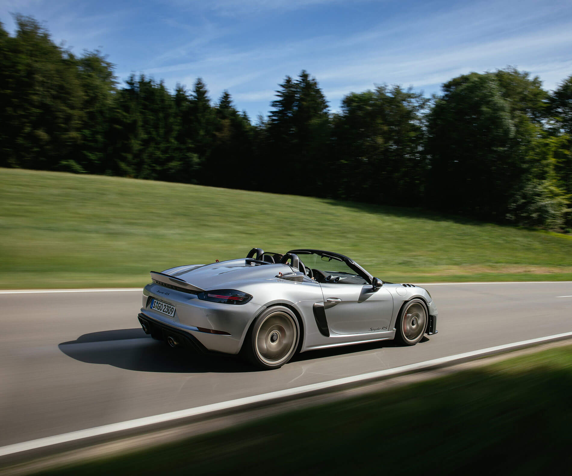 porsche-718-spyder-rs-in-gt-silver-back-side