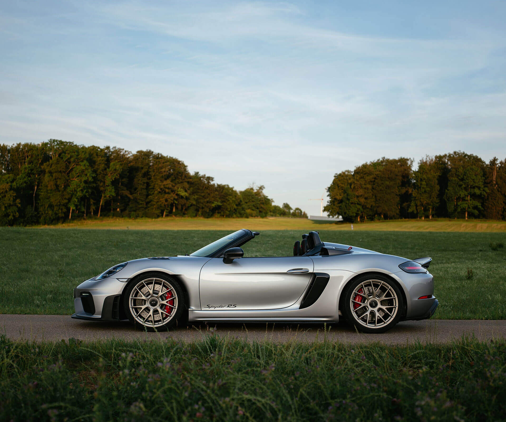 porsche-718-spyder-rs-in-gt-silver-side-view