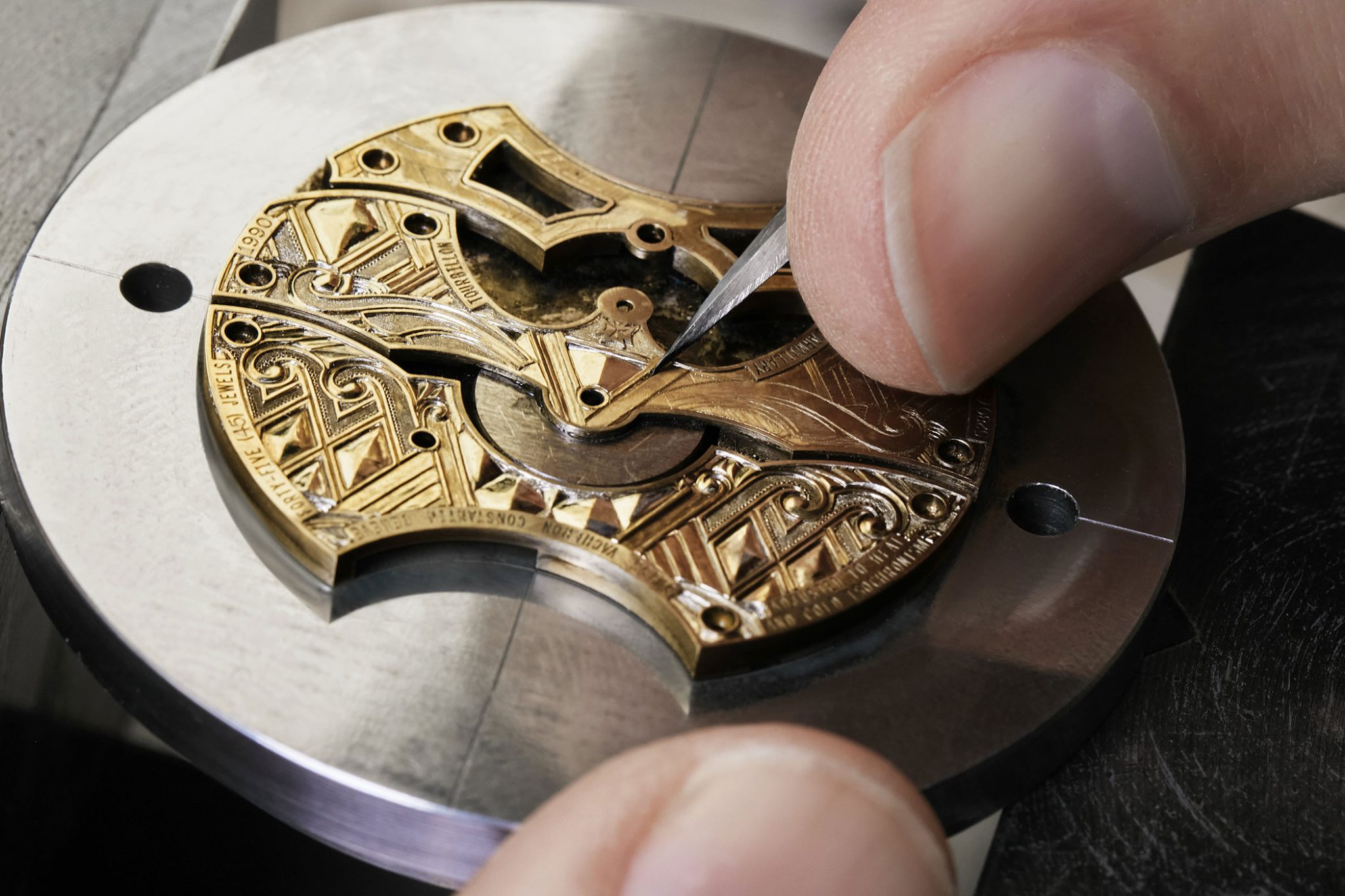 vacheron-constantin-les-cabinotiers-armillary-tourbillon-hommage-au-style-art-deco-gravur-calibre