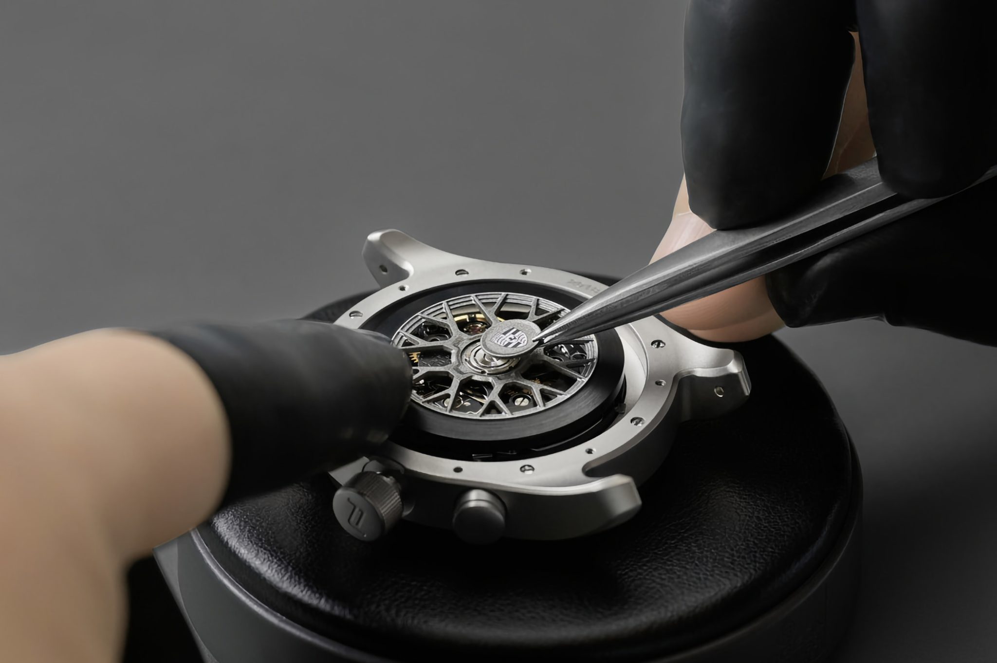 porsche-design-pd-timepieces-manufacture-production-movement-rotor-porsche-logo-application