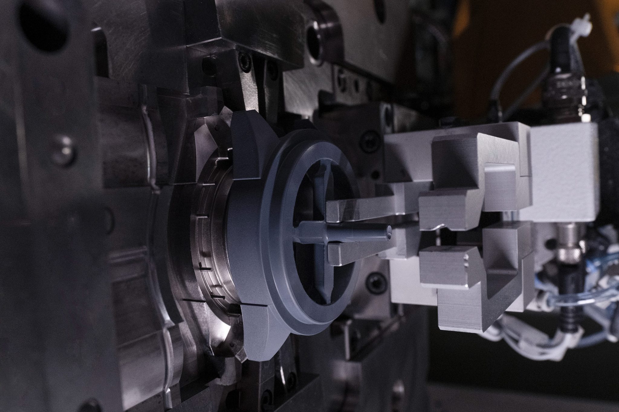 rado-master-of-materials-ceramics-injection-moulding-2