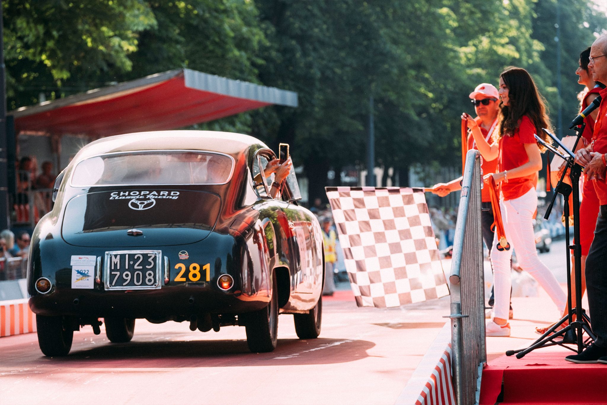 chopard-mille-miglia-classic-chronograph-french-limited-edition-168619-3007-salon-retromobile-2