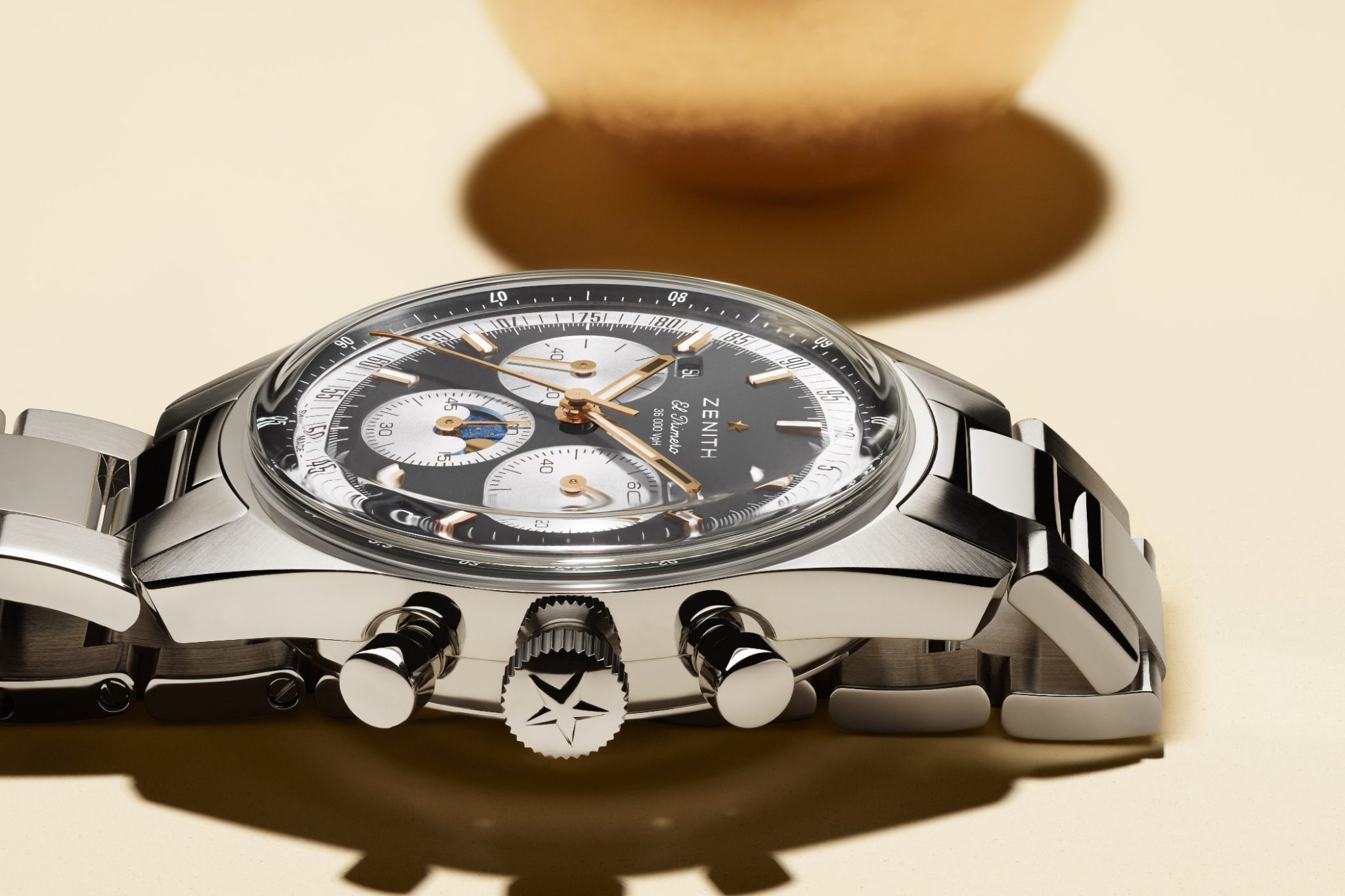 zenith-chronomaster-original-triple-calendar-03.3400.3610.39.M3200-grey-bracelet-side