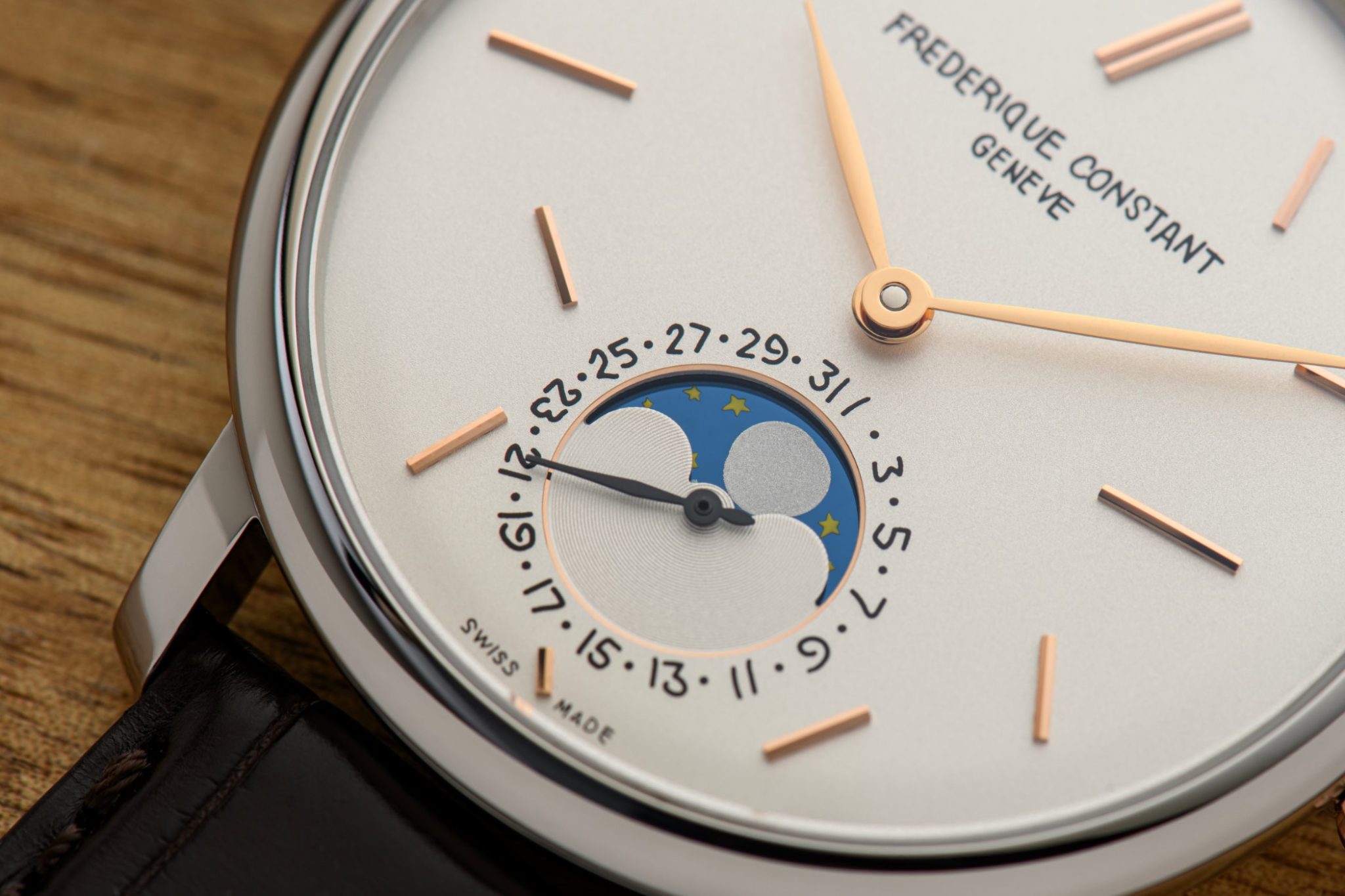 frederique-constant-x-seconde-seconde-slimline-moonphase-date-manufacture-close-up