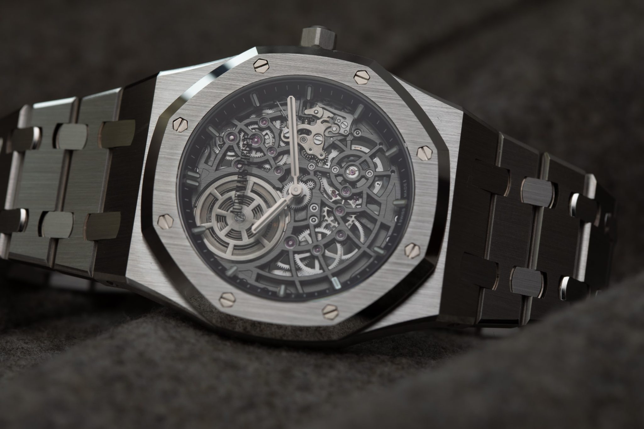 audemars-piguet-royal-oak-jumbo-extra-thin-openworked-closeup