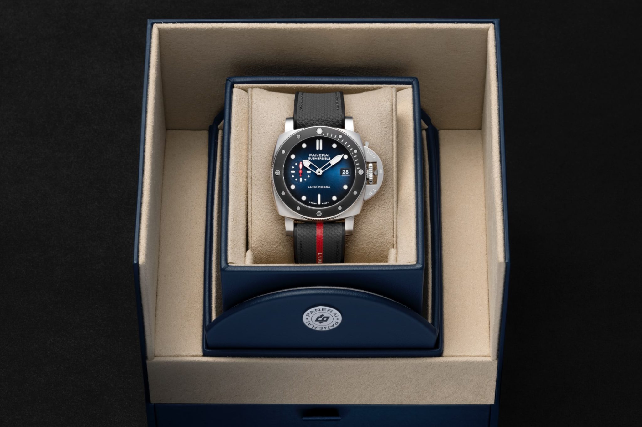 panerai-submersible-luna-rossa-pam01565-box