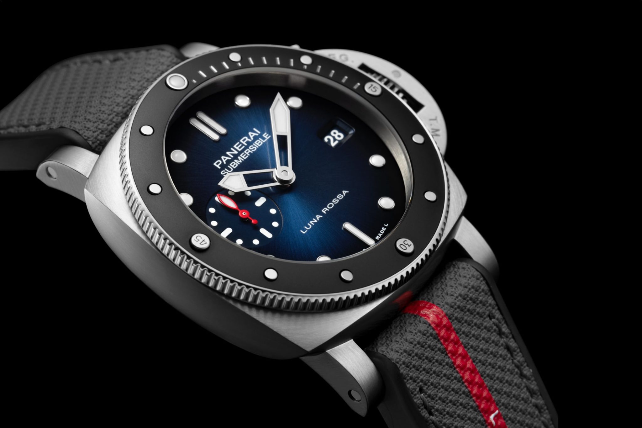 panerai-submersible-luna-rossa-pam01565-dial