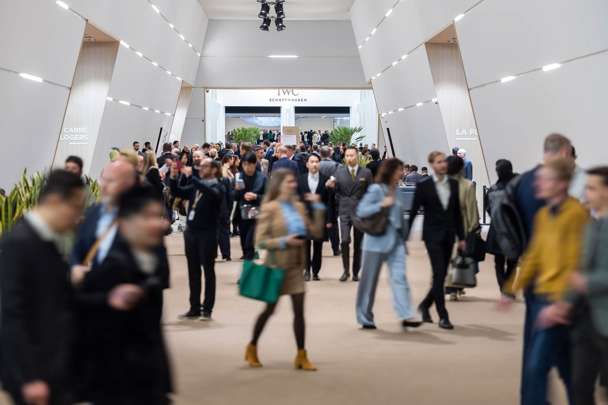 watches-and-wonders-2024-geneva-watch-fair-visitors
