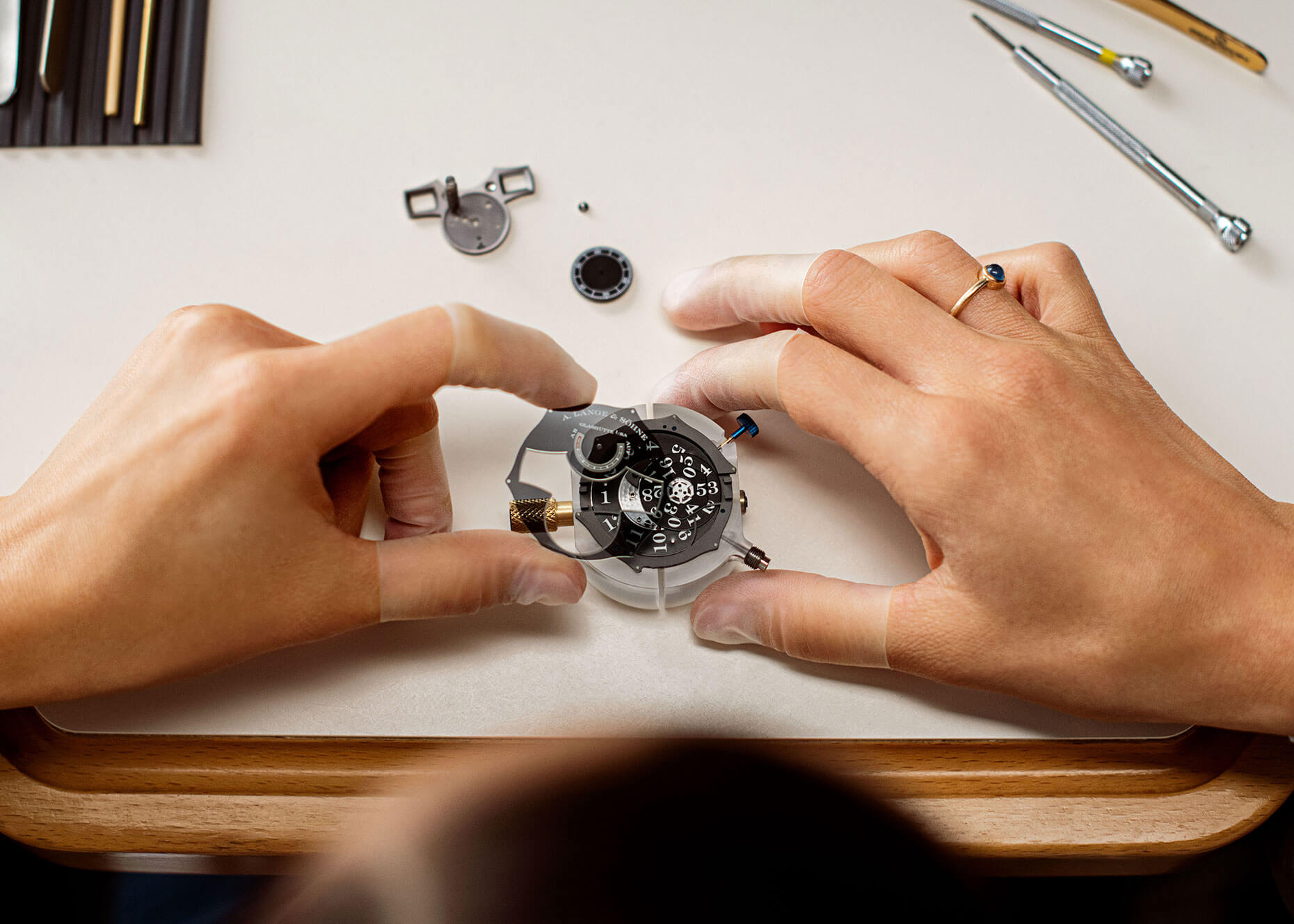 alange-soehne-142-055-zeitwerk-honeygold-lumen-2021-assembly