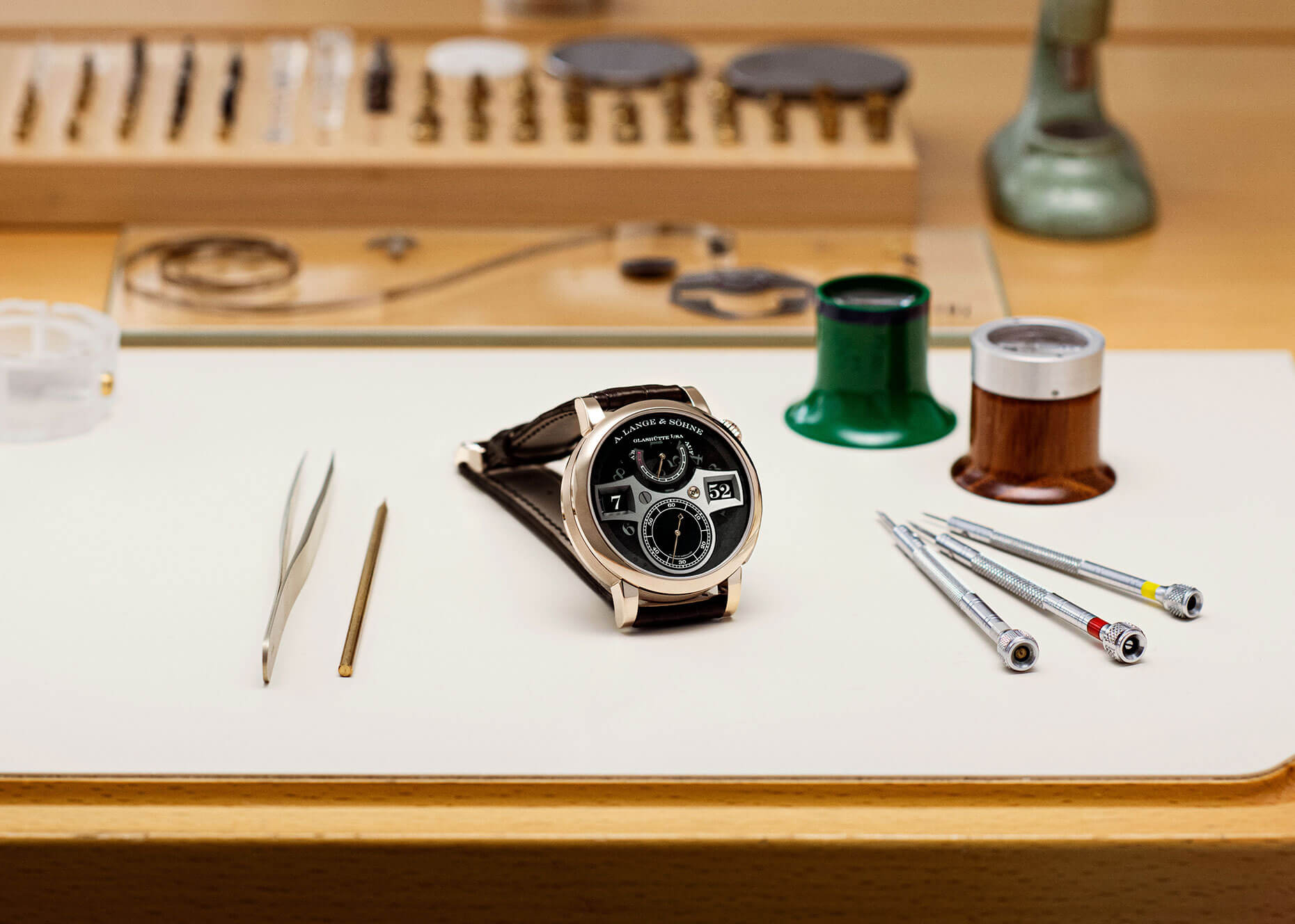 alange-soehne-142-055-zeitwerk-honeygold-lumen-2021