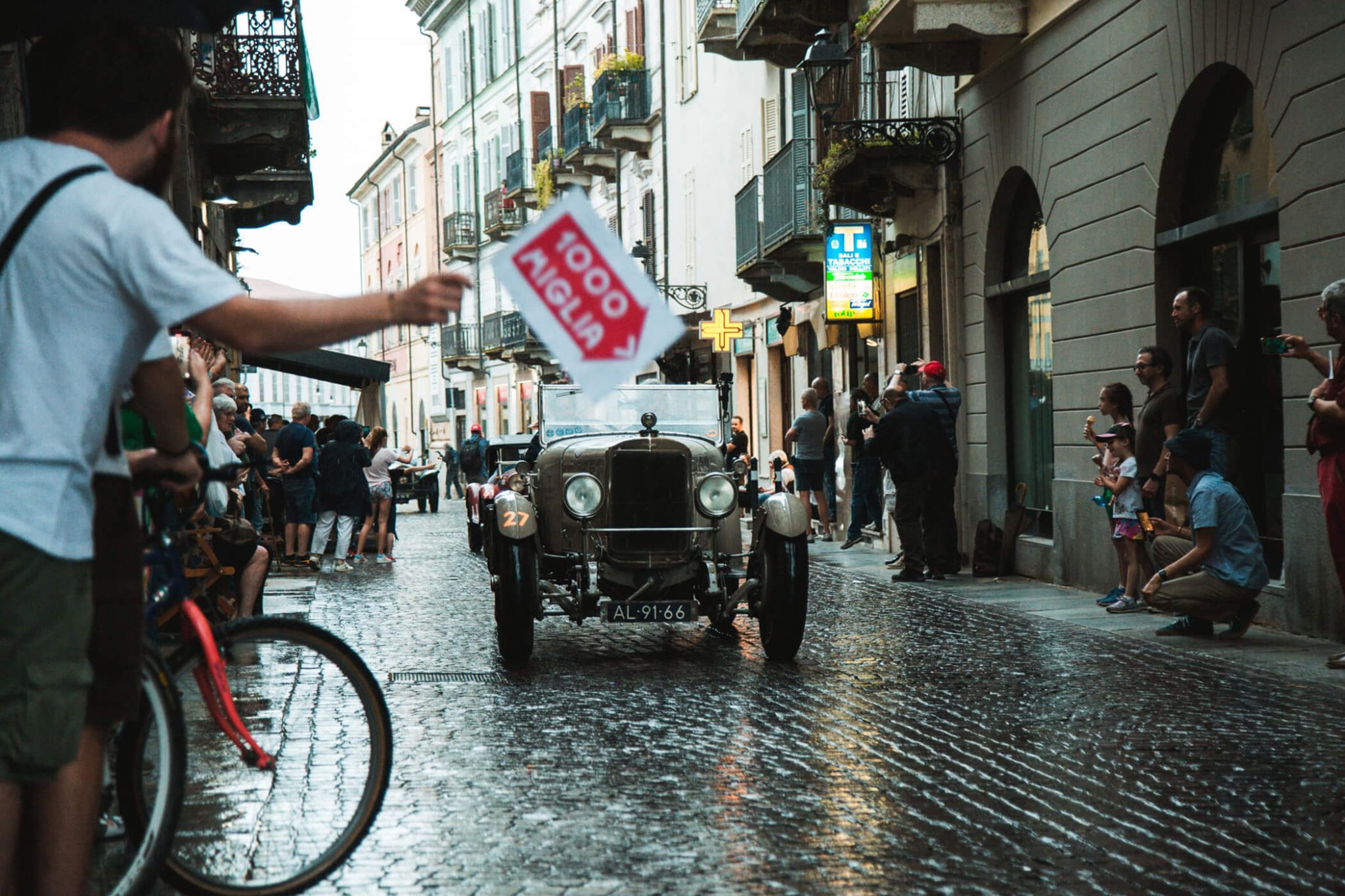 mille-miglia-with-chopard-through-the-italian-city-1