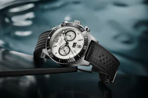glashuette-original-seaq-chronograph-silver-screen-lying
