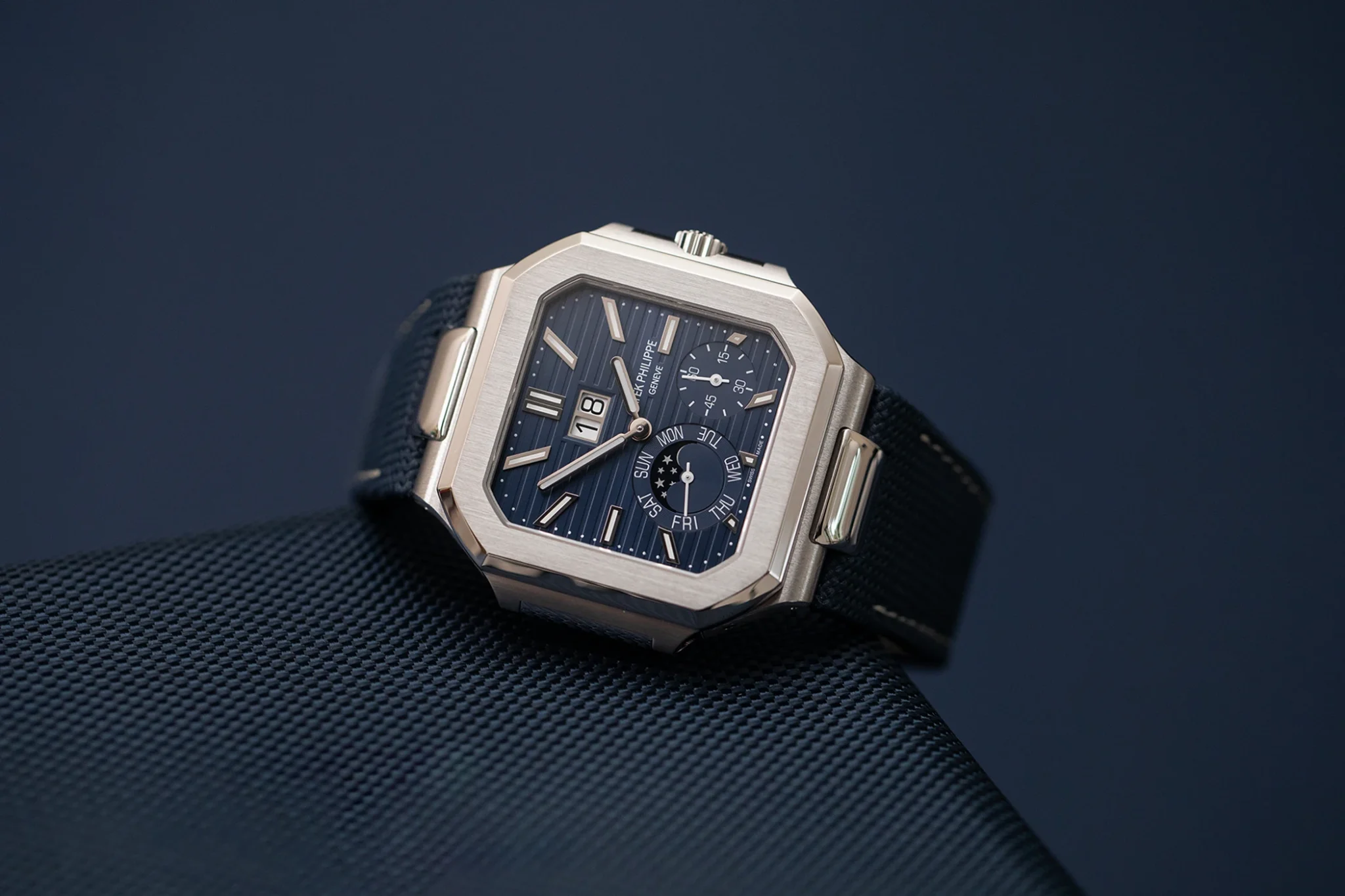 patek-philippe-5822p-001-big-date-in-platinum-dial-2