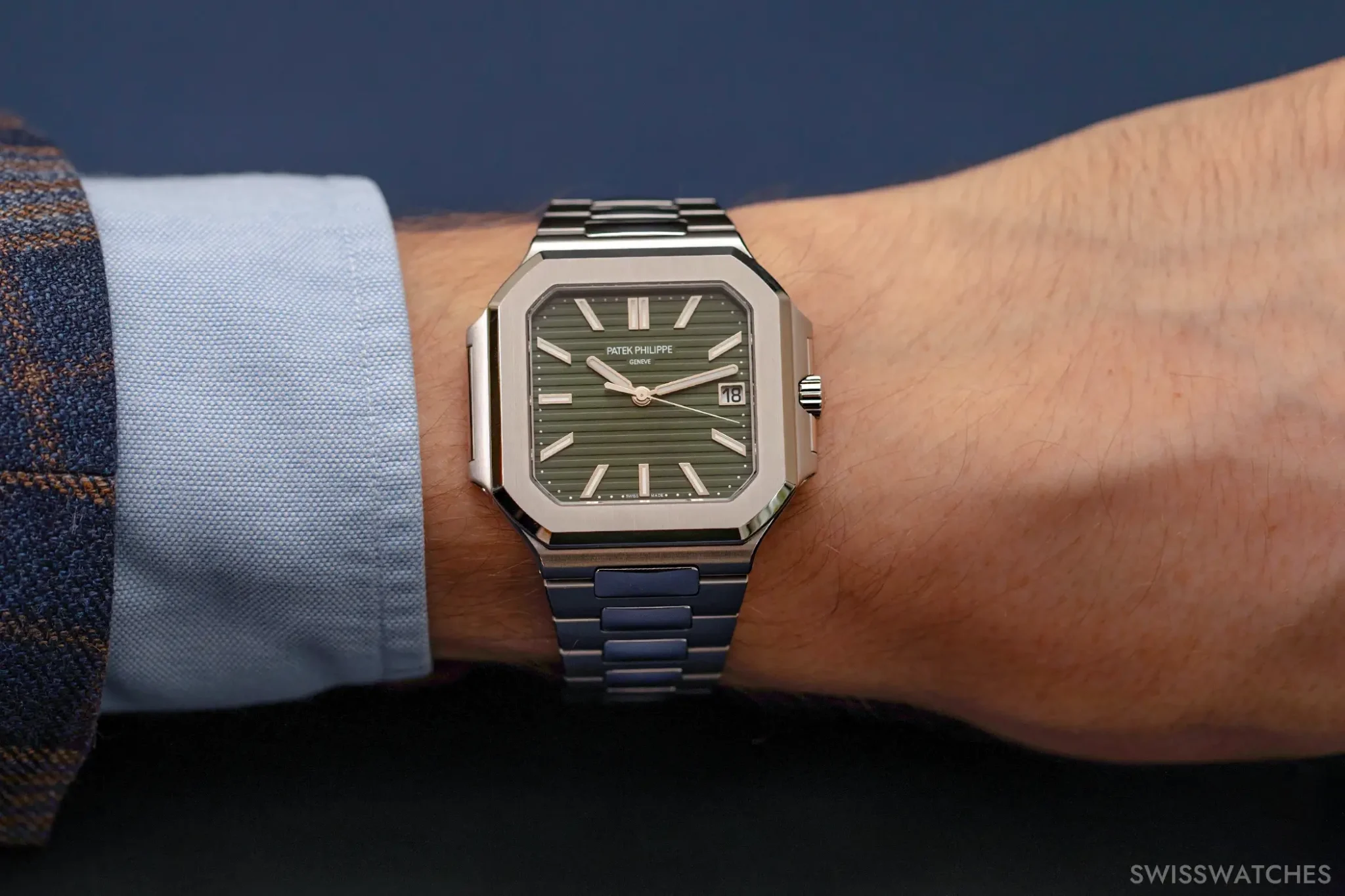 patek-philippe-cubitus-5821-1a-001-green-in-steel-on-the-wrist