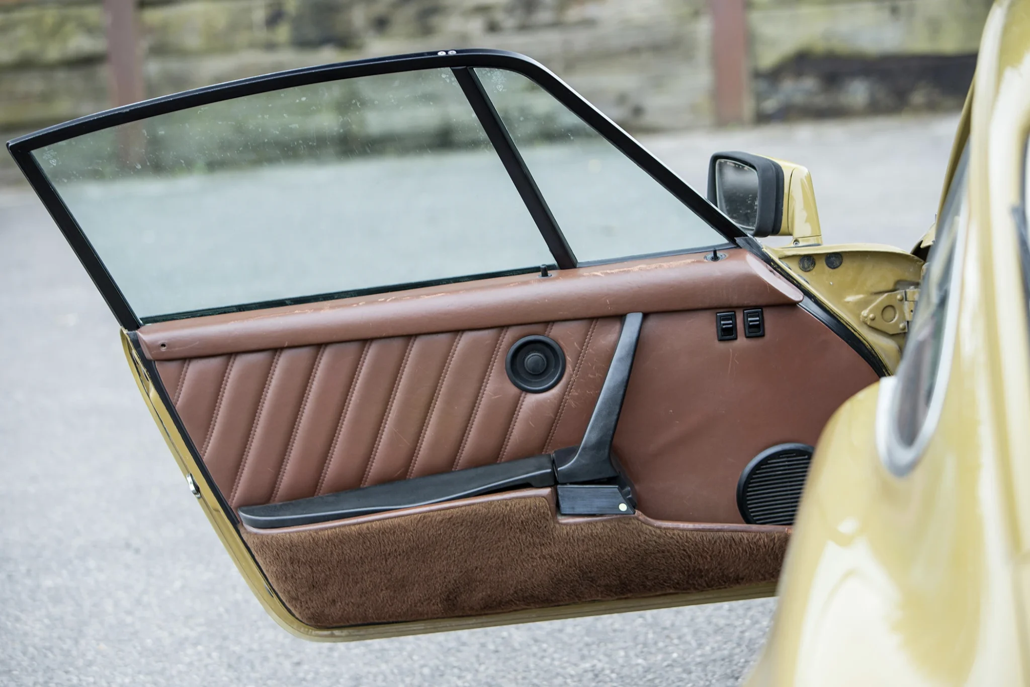 porsche-coupe-911s-from-1977-the-bridge-door
