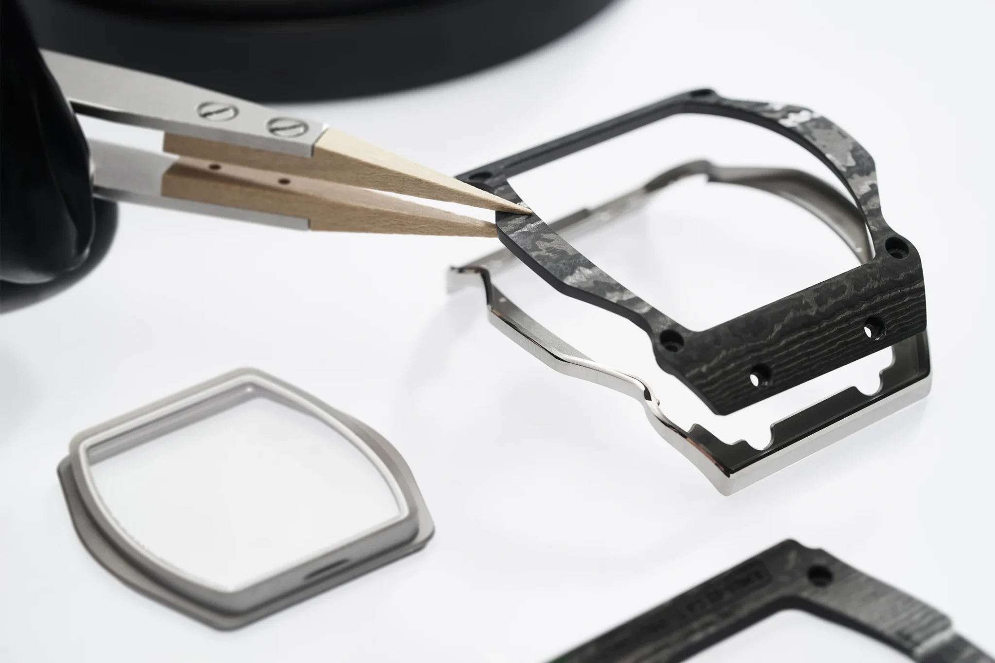 richard-mille-65-01-mclaren-w1-case-savoir-faire-bezel-in-its-parts-1
